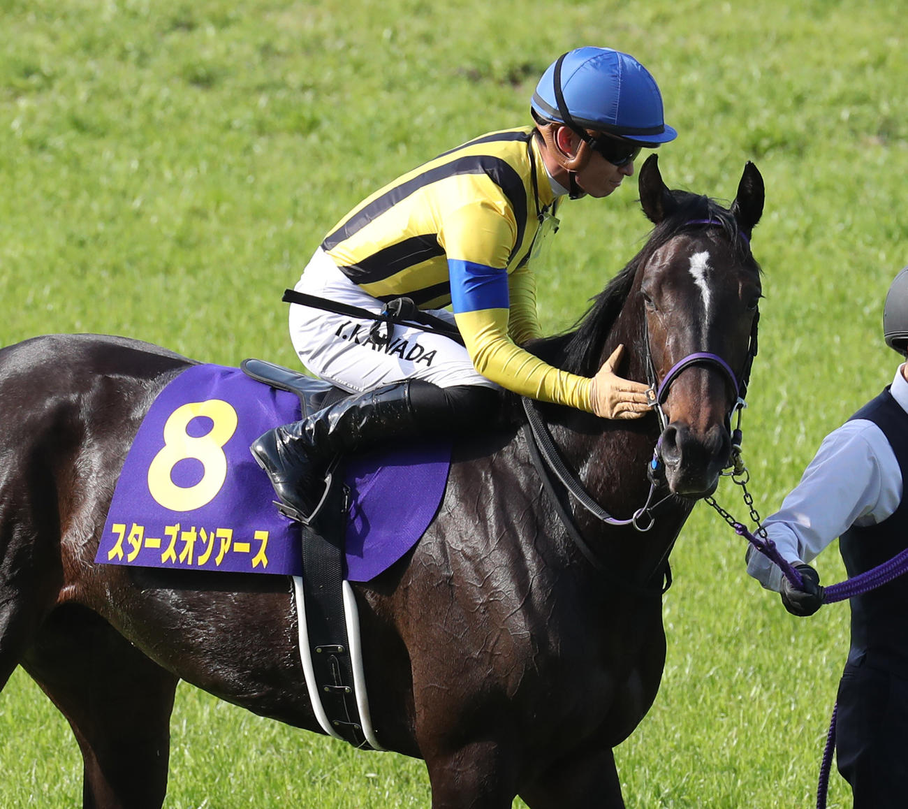 桜花賞を制したスターズオンアースの首筋をなでてねぎらう川田騎手