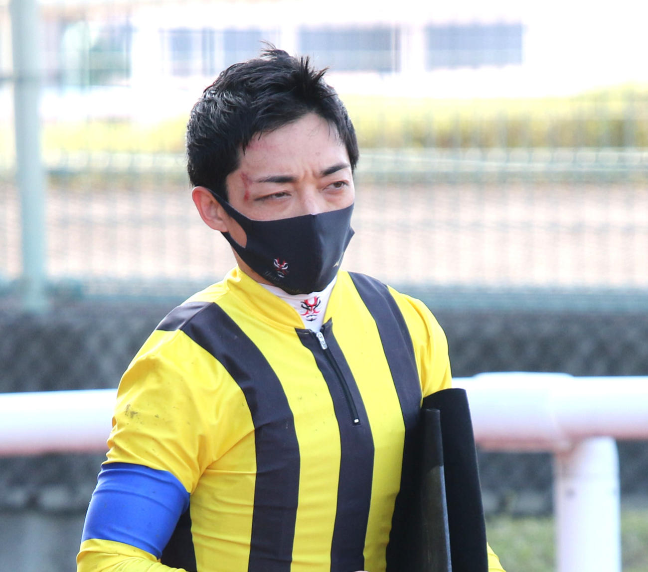 9日、落馬した川田将雅騎手の右こめかみには赤と青のあざがにじんだ
