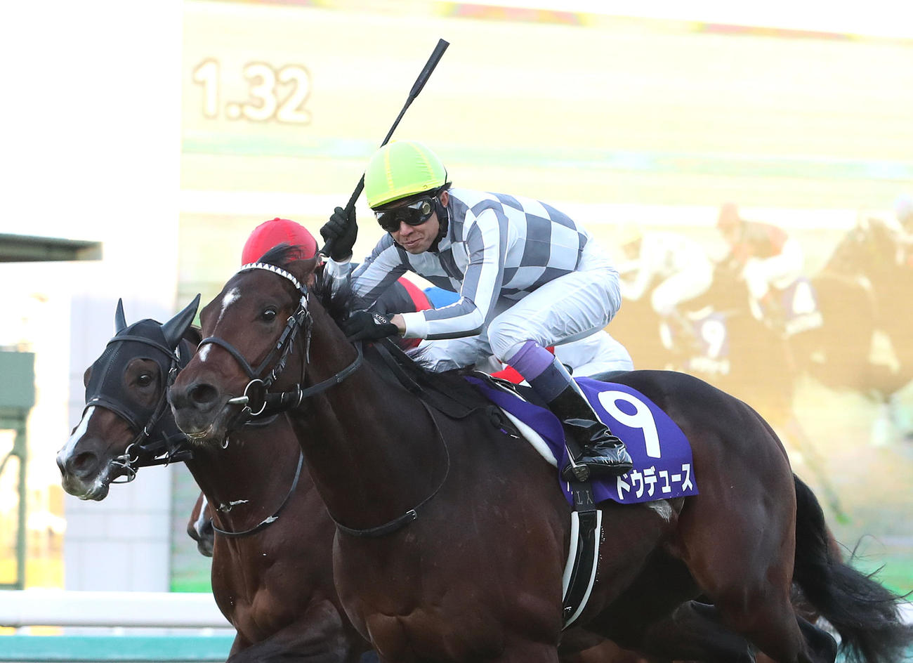 朝日杯FSを制したドウデュースと武豊騎手（2021年12月19日撮影）