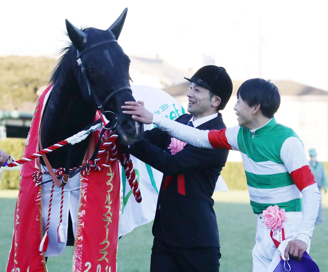 ホープフルSを制したキラーアビリティの顔をなでてねぎらう横山武騎手