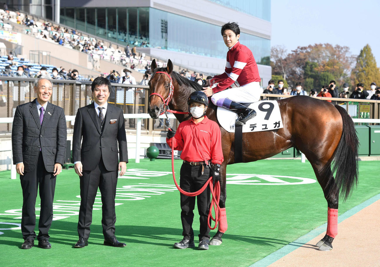 2歳1勝クラスを快勝し写真に納まるデュガと武豊騎手。左から森師、藤田晋オーナー（21年11月撮影）