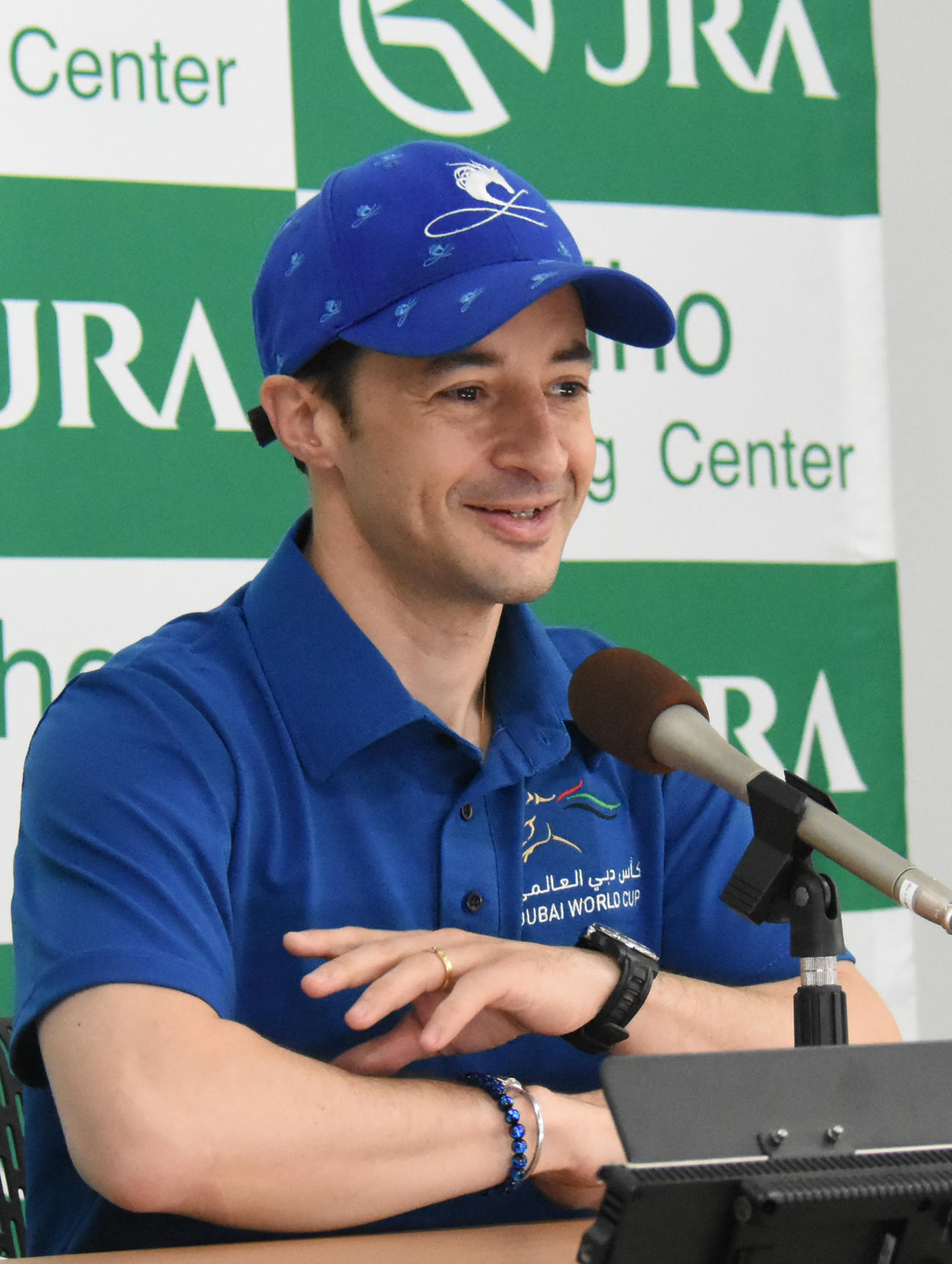 イクイノックスの追い切りを終え、インタビューに答えるルメール騎手（撮影・酒井清司）