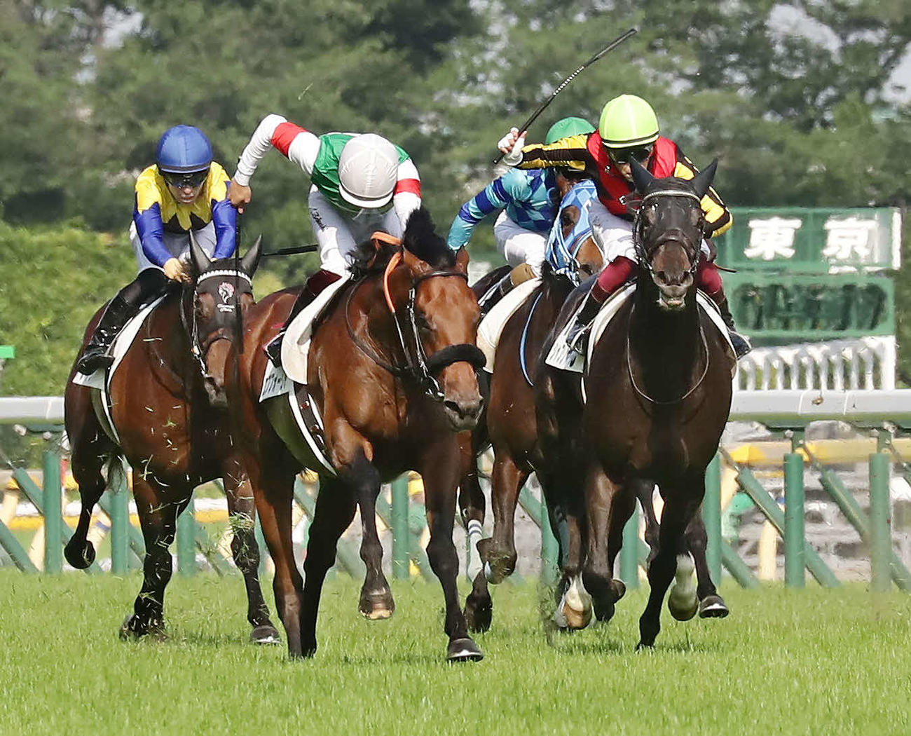 日本ダービーを制したシャフリヤールと福永祐一騎手（右）（2021年5月30日撮影）