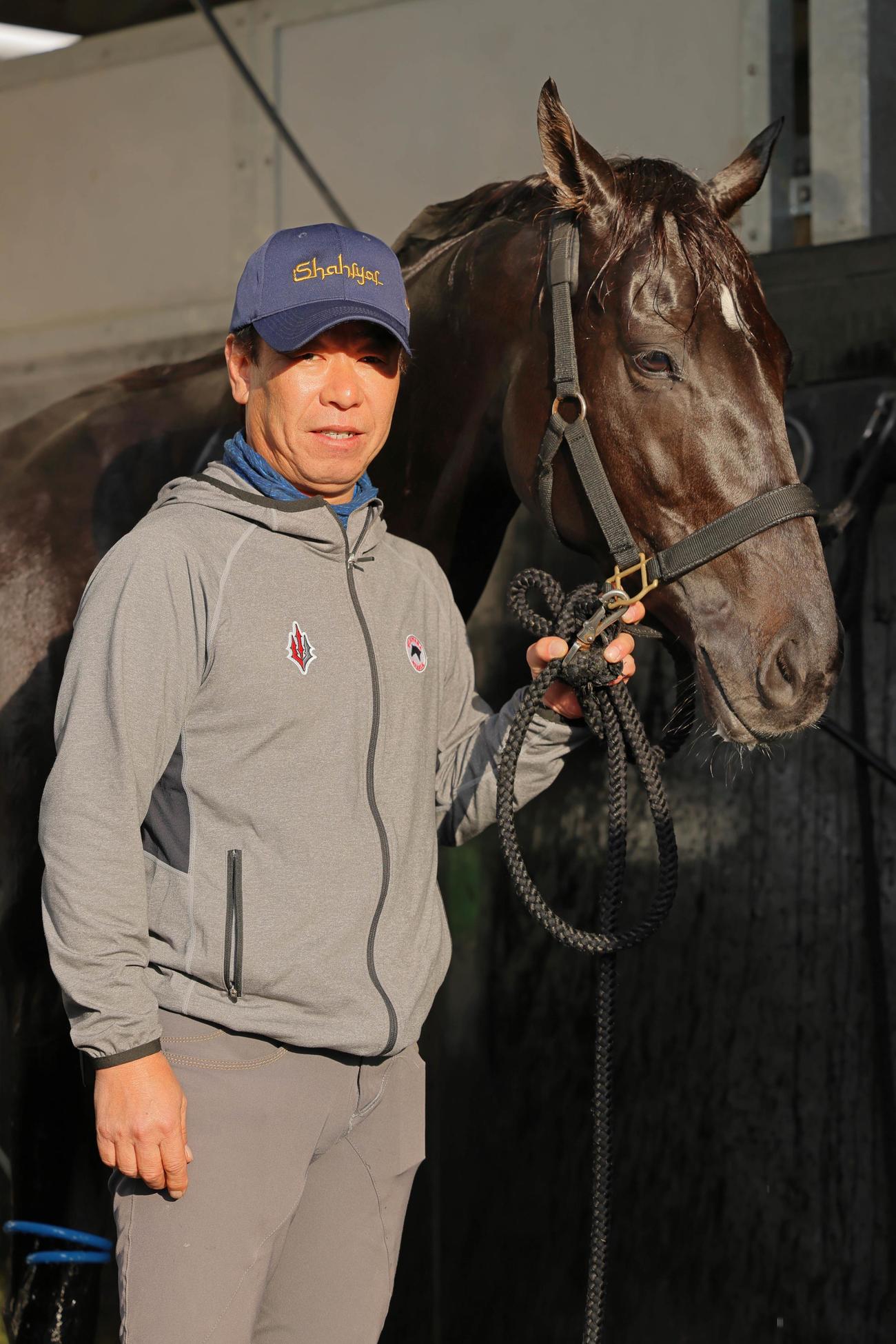 シャフリヤールと藤原英昭調教師（2021年11月撮影）