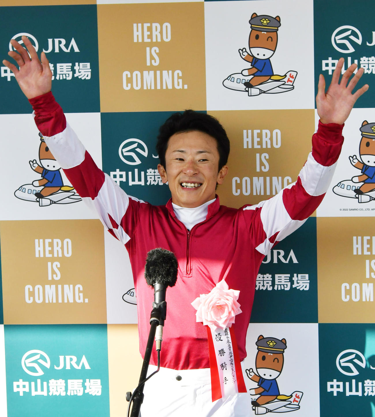 石神騎手は、優勝騎手インタビューで歓喜のバンザイ