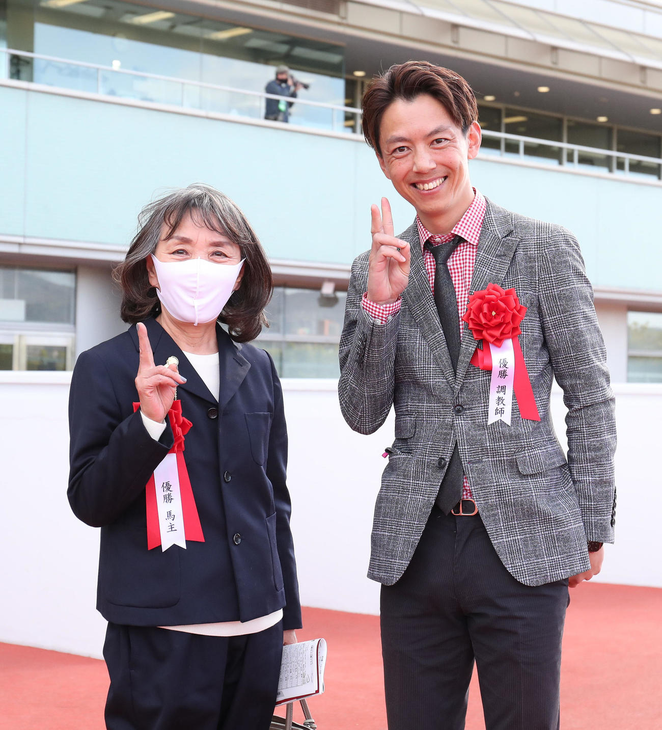 オメガパフュームでアンタレスSを制してピースして喜ぶ原禮子氏（左）と安田翔伍師（撮影・白石智彦）
