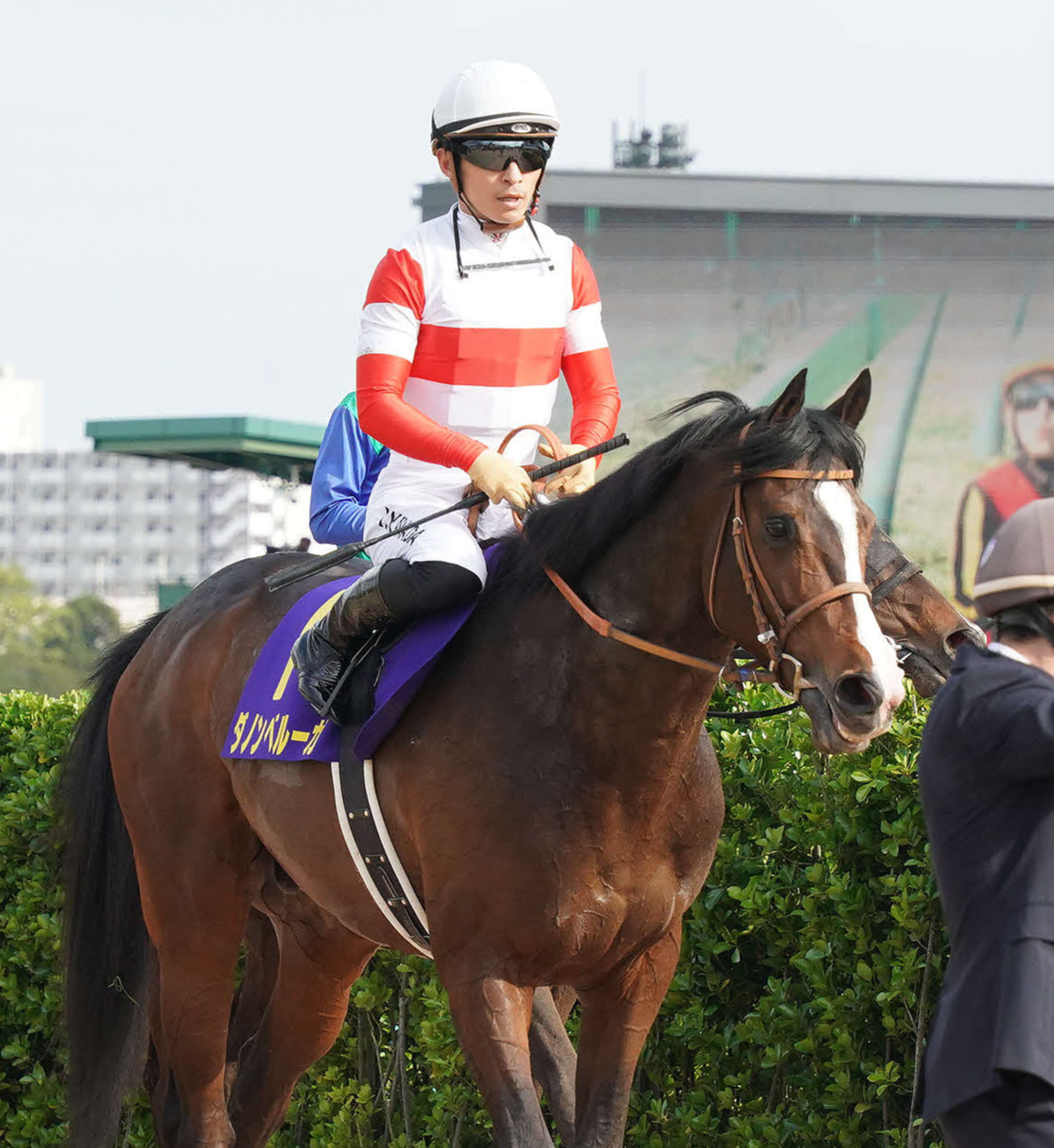 皐月賞で4着となって引き揚げるダノンベルーガと川田騎手
