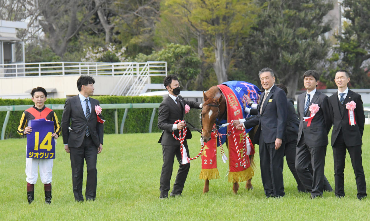皐月賞を制したジオグリフと吉田勝己代表（右から3人目）。左端は福永祐一騎手