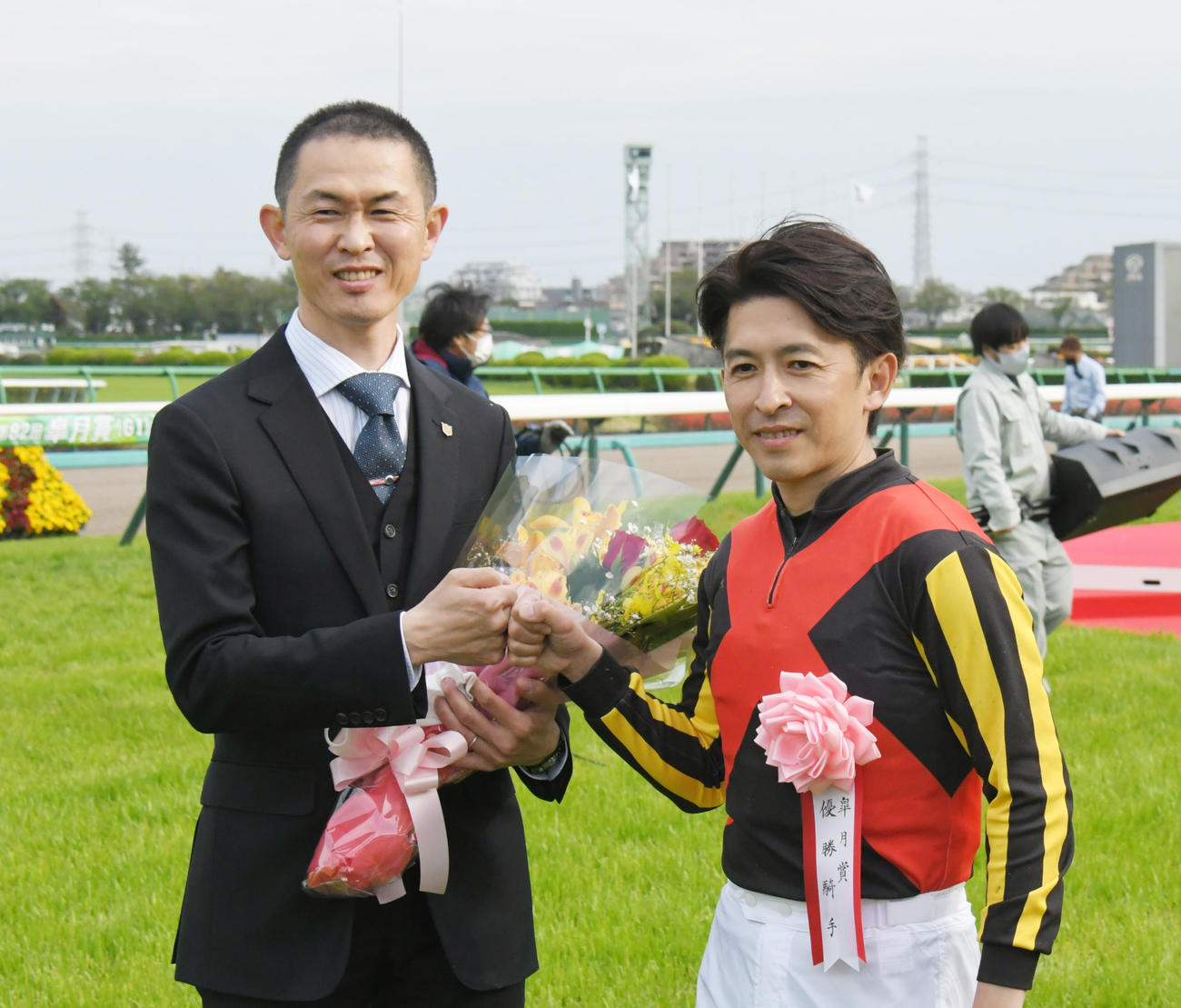 皐月賞で管理馬が1、2着となり笑顔の木村師（左）とグータッチする福永騎手（撮影・酒井清司）