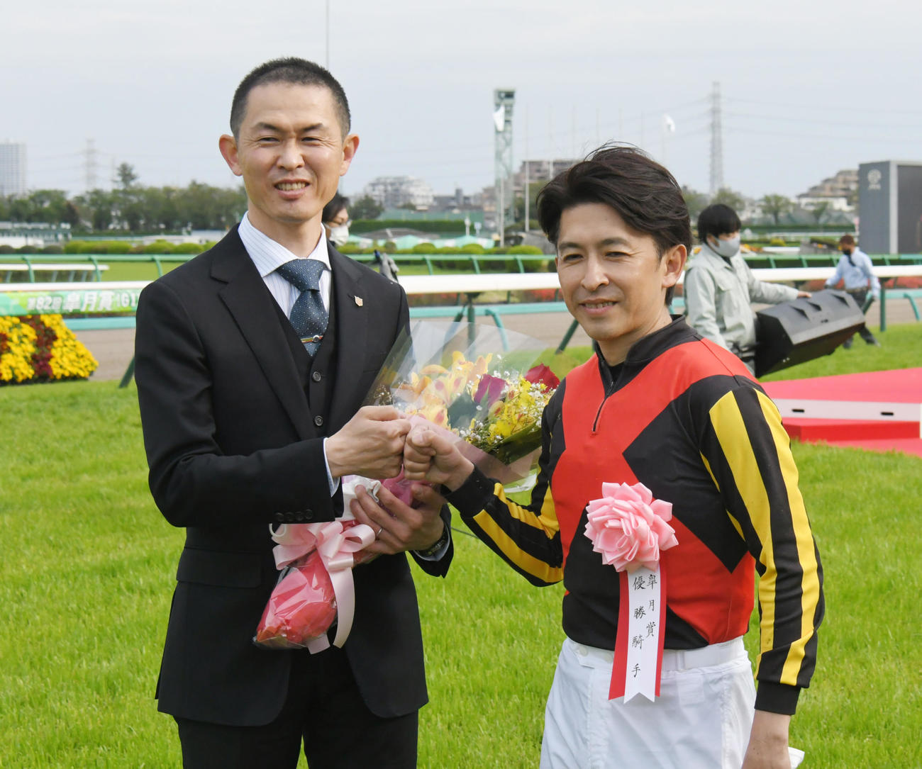 笑顔の木村師（左）とグータッチする福永騎手（撮影・酒井清司）