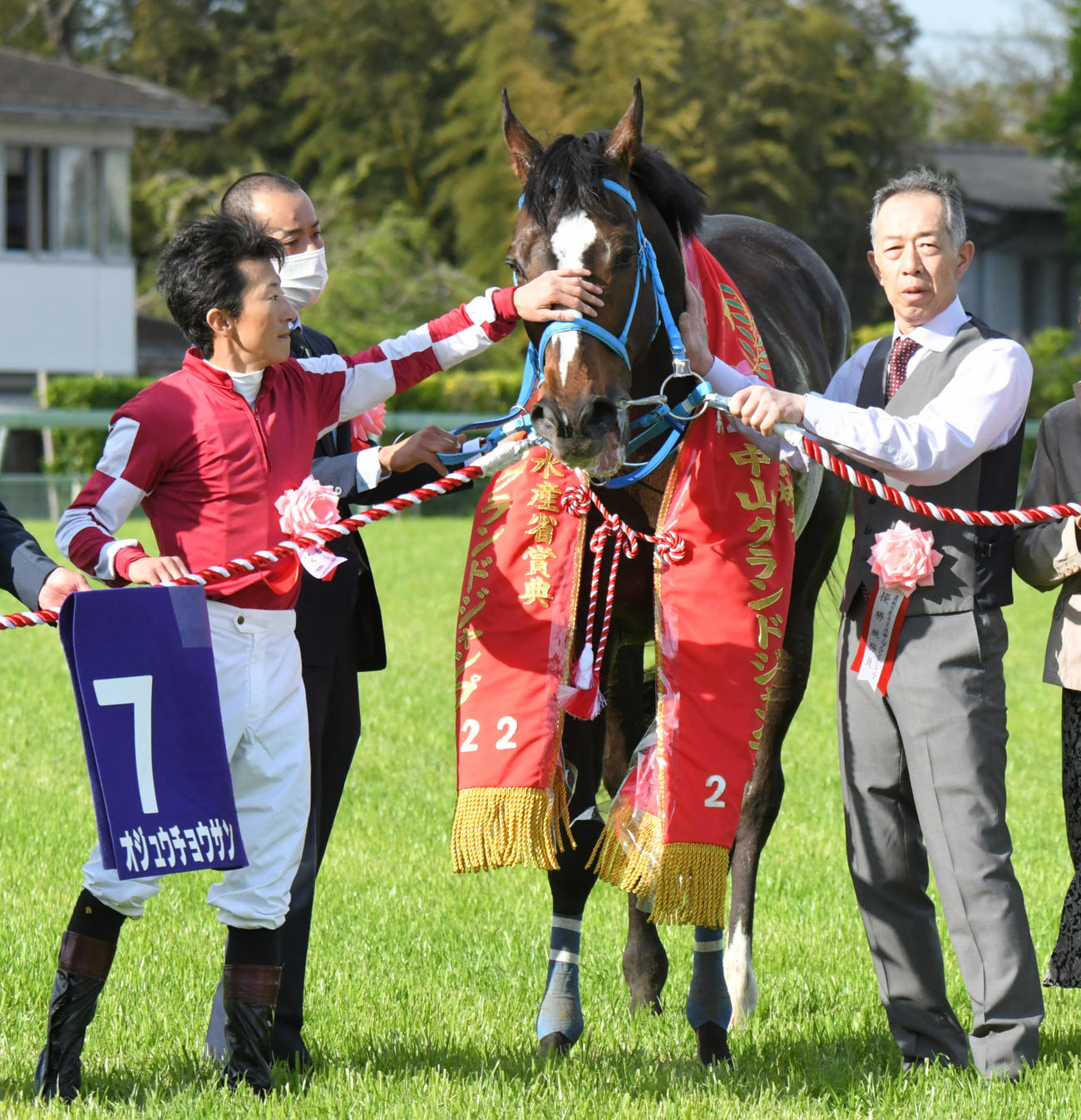 中山グランドJを制したオジュウチョウサンをたたえる石神騎手（2022年4月16日撮影）