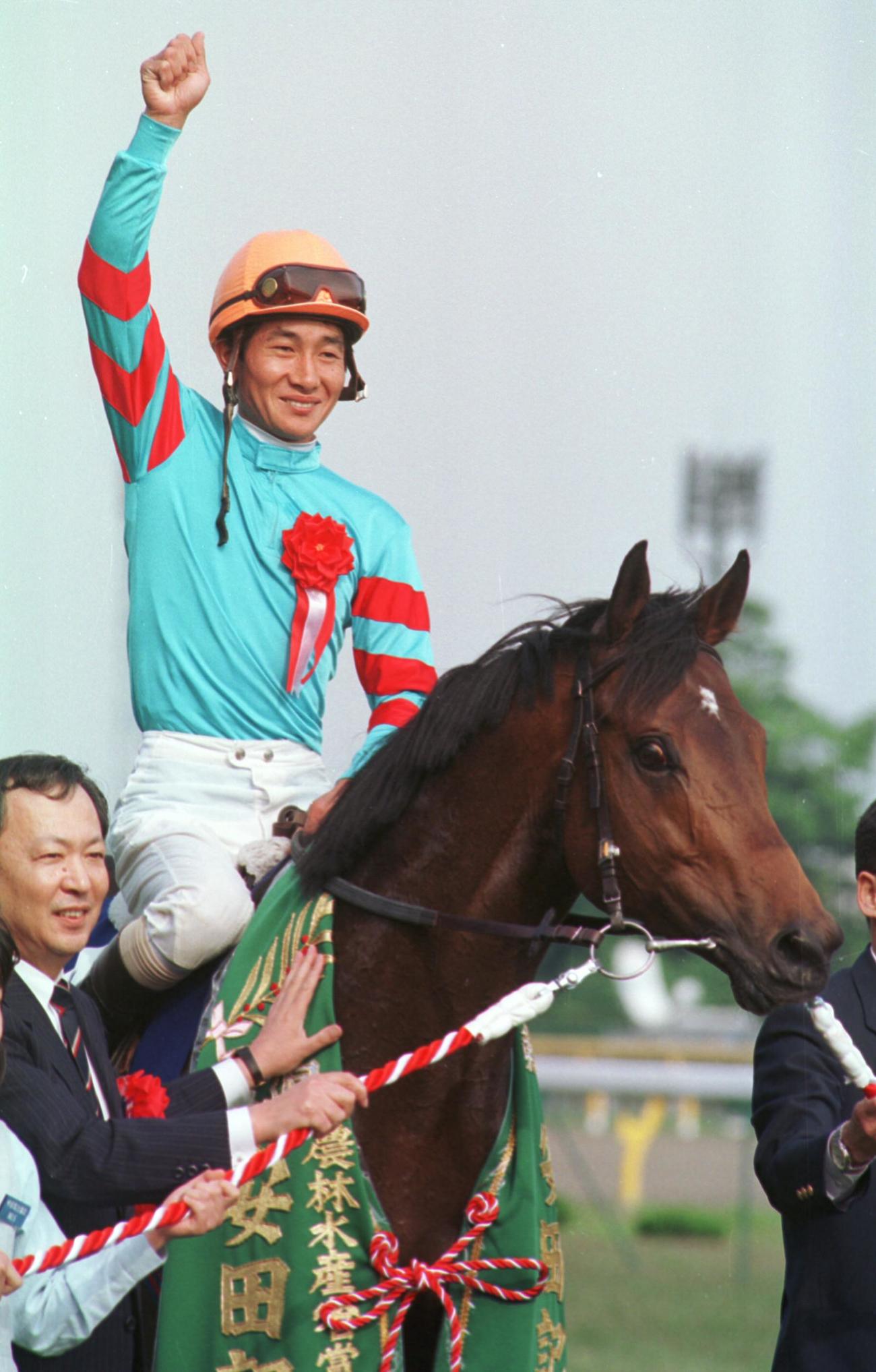 93年5月、安田記念を制しガッツポーズで喜ぶ柴田善臣騎手とヤマニンゼファー