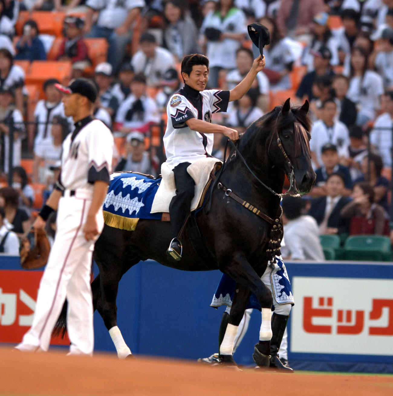 06年6月、始球式を務める柴田善臣騎手は馬に乗り帽子を振りながら登場
