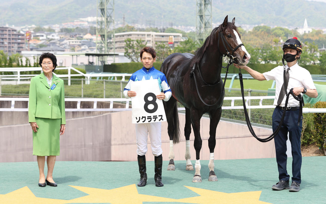阪神2Rを勝ったソクラテスと口取りに並ぶ松山弘平騎手（中央）（撮影・白石智彦）