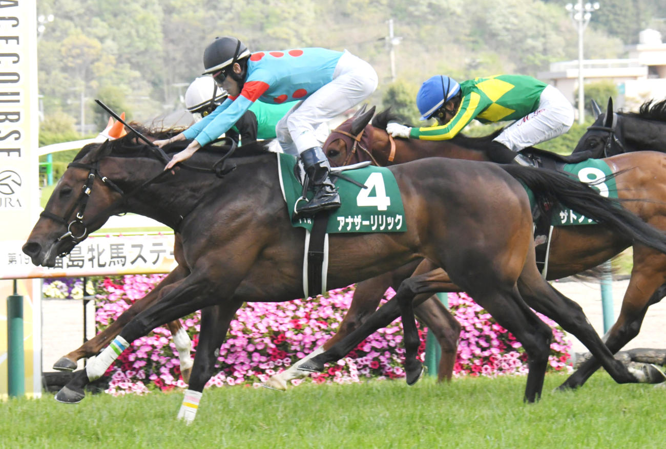 クリノプレミア（奥）をゴール前とらえたアナザーリリックが福島牝馬Sを制した（撮影・酒井清司）