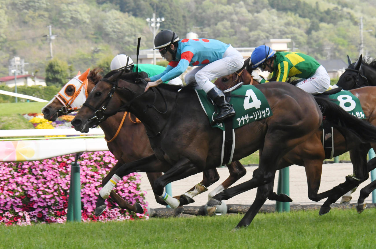 福島牝馬S、直線で一旦先頭に立つも2着に敗れたクリノプレミア（奥）（撮影・酒井清司）