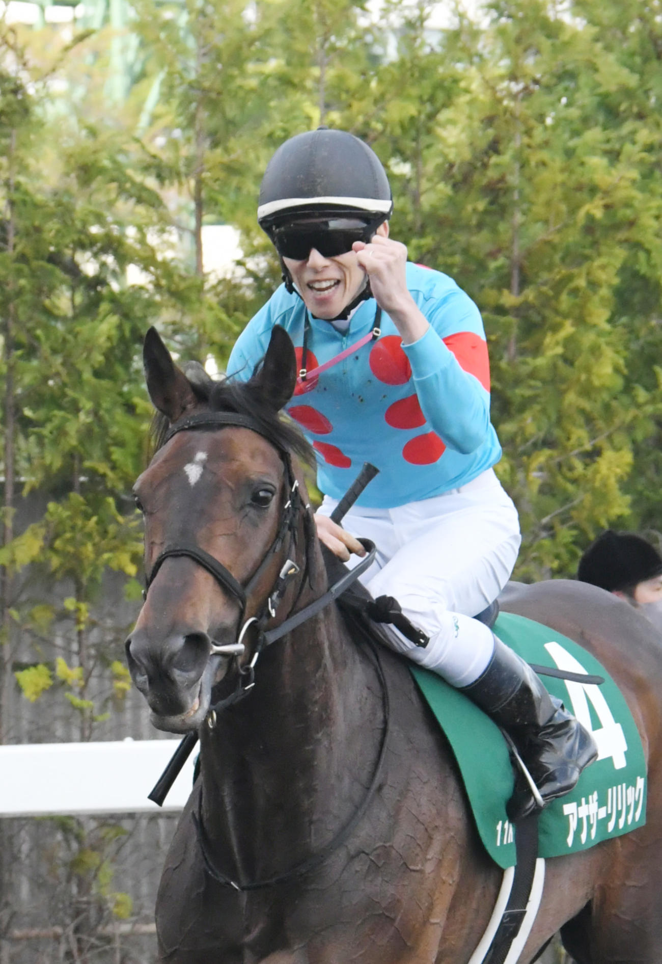 アナザーリリック福島牝馬Sを制し3年ぶり重賞Vの津村明秀騎手はガッツポーズ