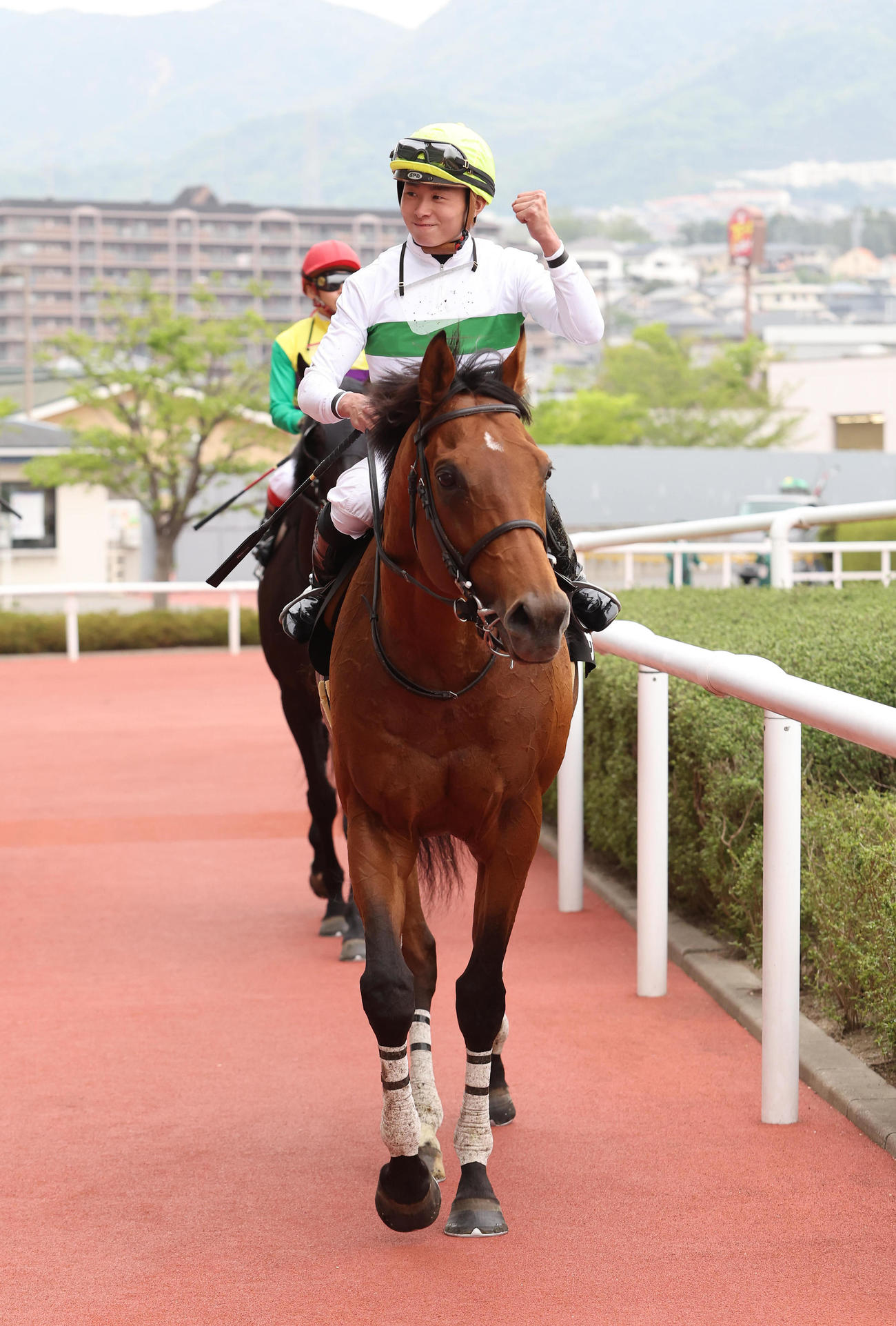 難波Sを制したサターン。鞍上の岩田望来騎手はガッツポーズを見せる（撮影・白石智彦）