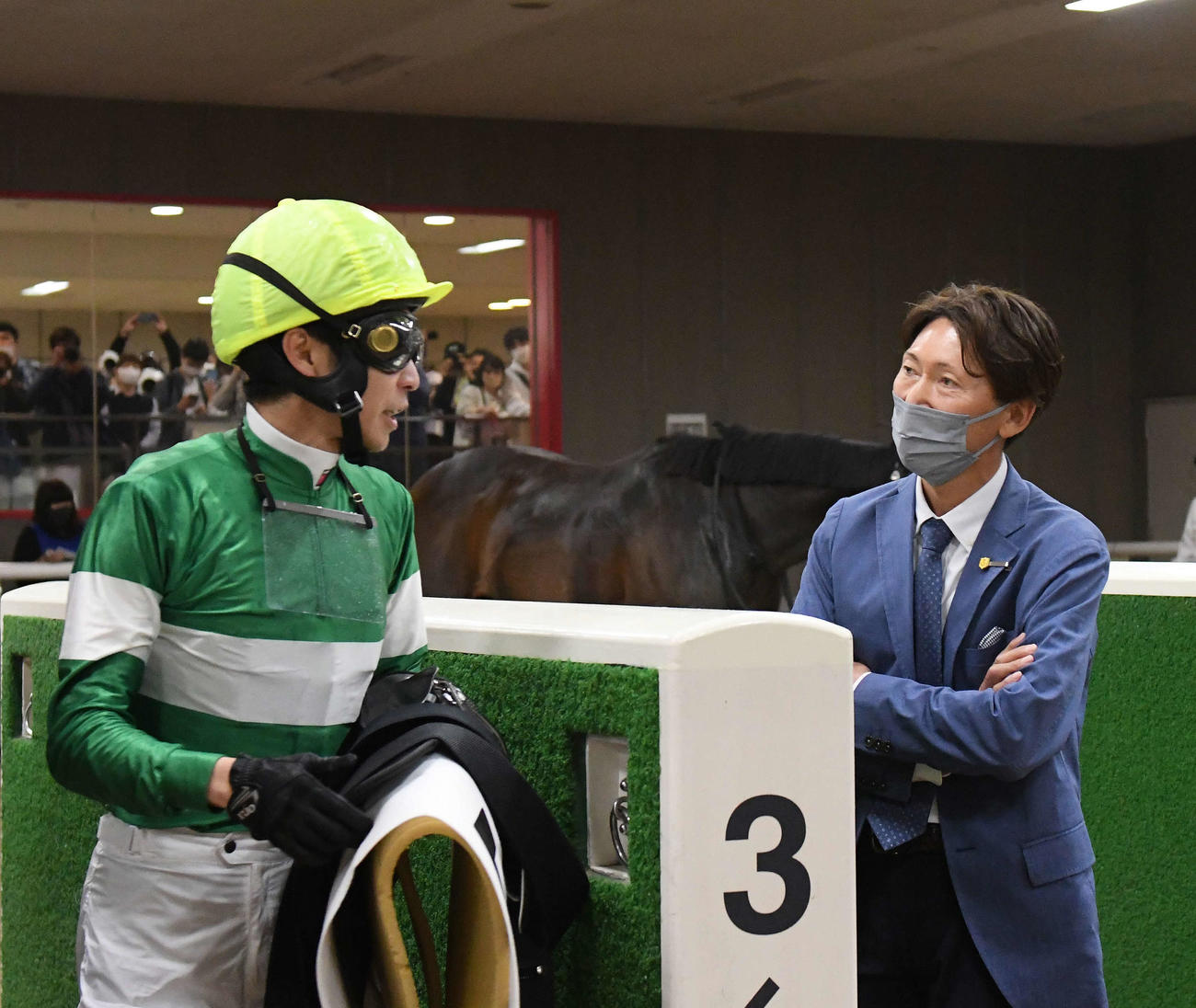 東京7R、ダイナストーンで3着に入り、武豊騎手（左）と話す蛯名正義師