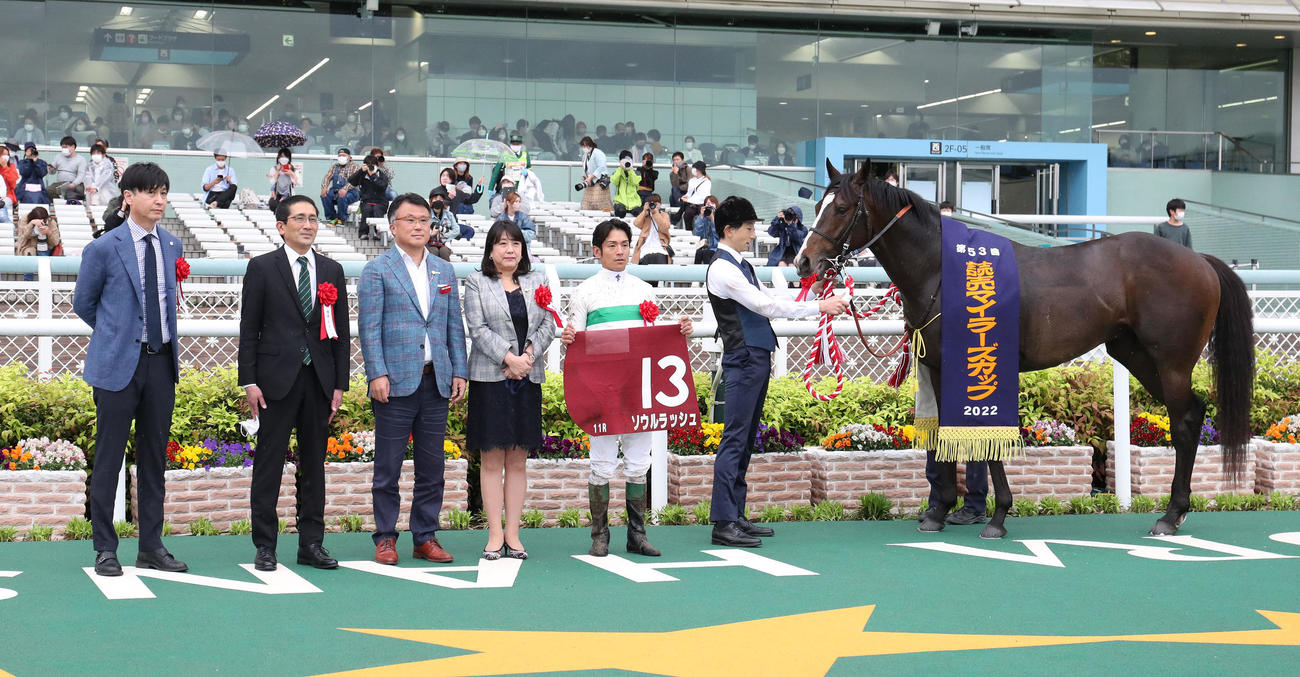 マイラーズCを制したソウルラッシュと口取りに並ぶ池江泰寿調教師（左）（撮影・白石智彦）