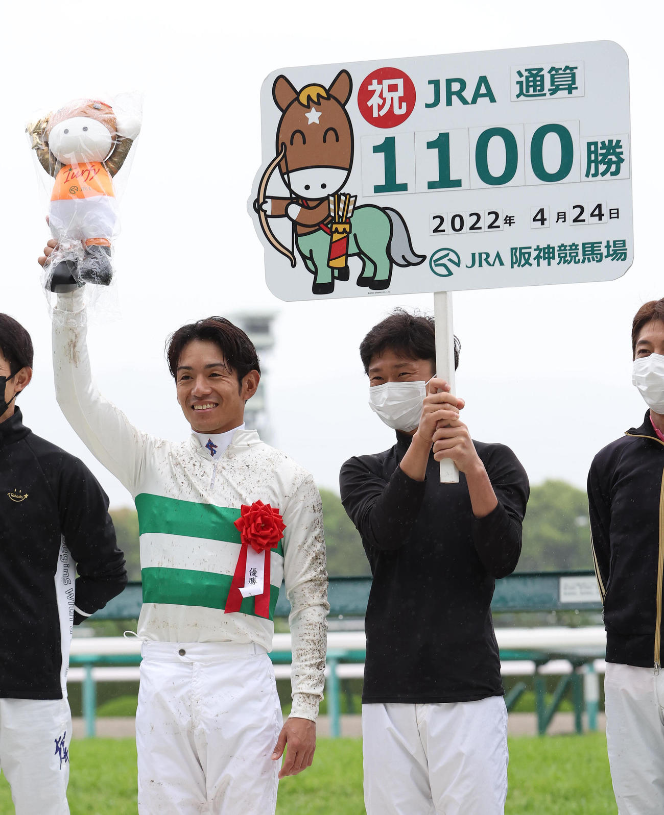 1100勝を達成した浜中俊騎手（左）は笑顔でターフィーのぬいぐるみを掲げる（撮影・白石智彦）