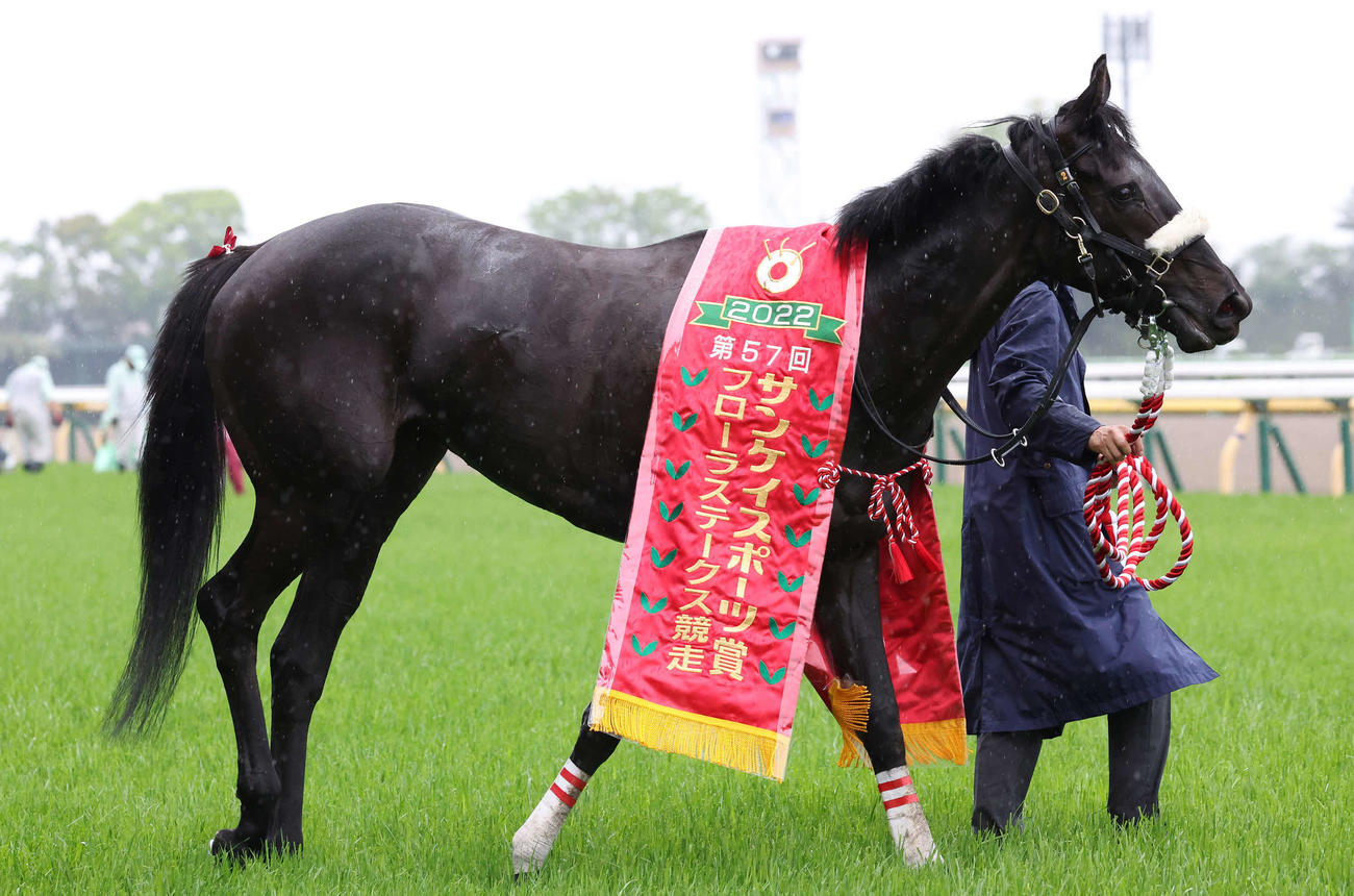 フローラSを制し優勝レイをかけられたエリカヴィータ（撮影・丹羽敏通）