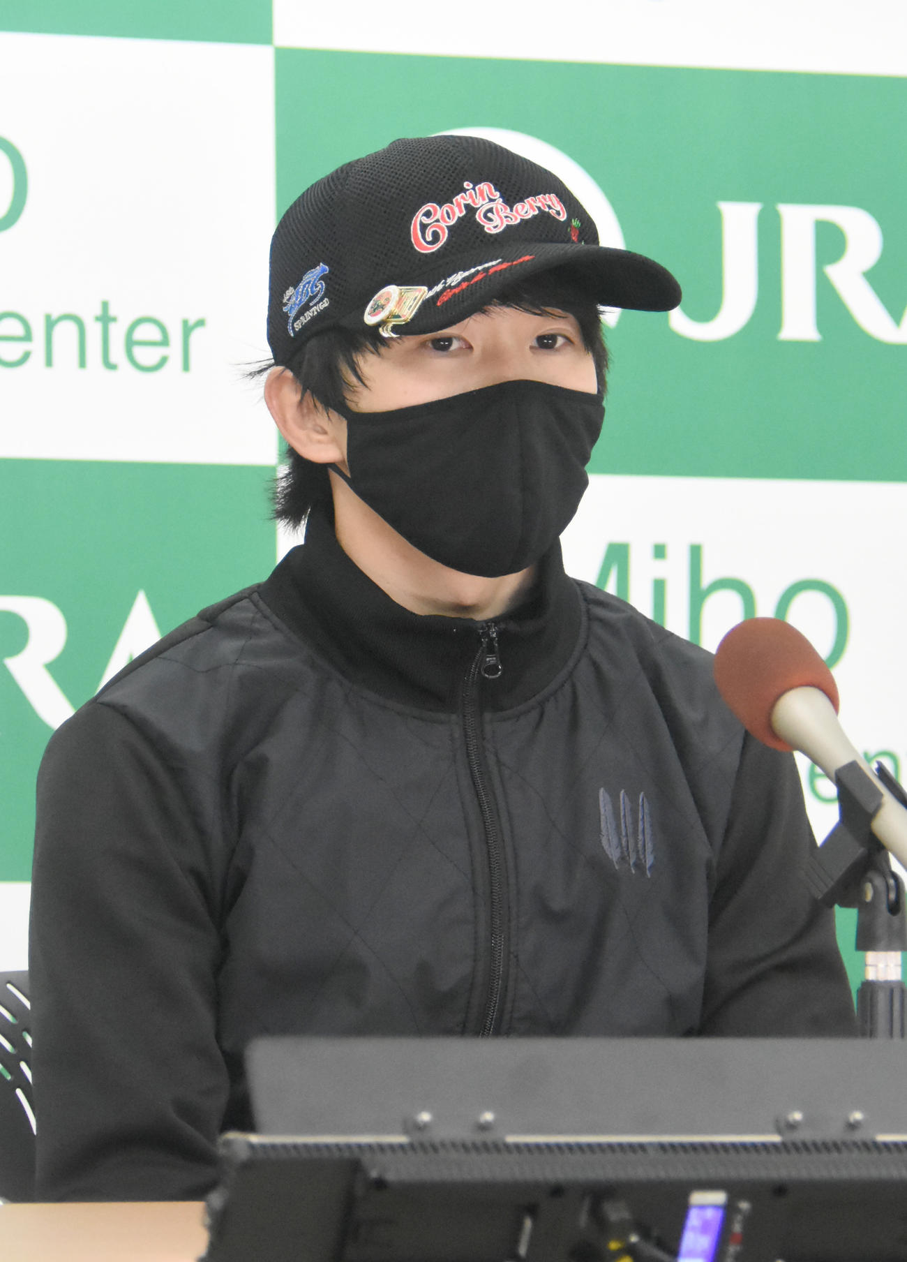 タイトルホルダーの追い切りを終え、共同会見する横山和騎手（撮影・酒井清司）
