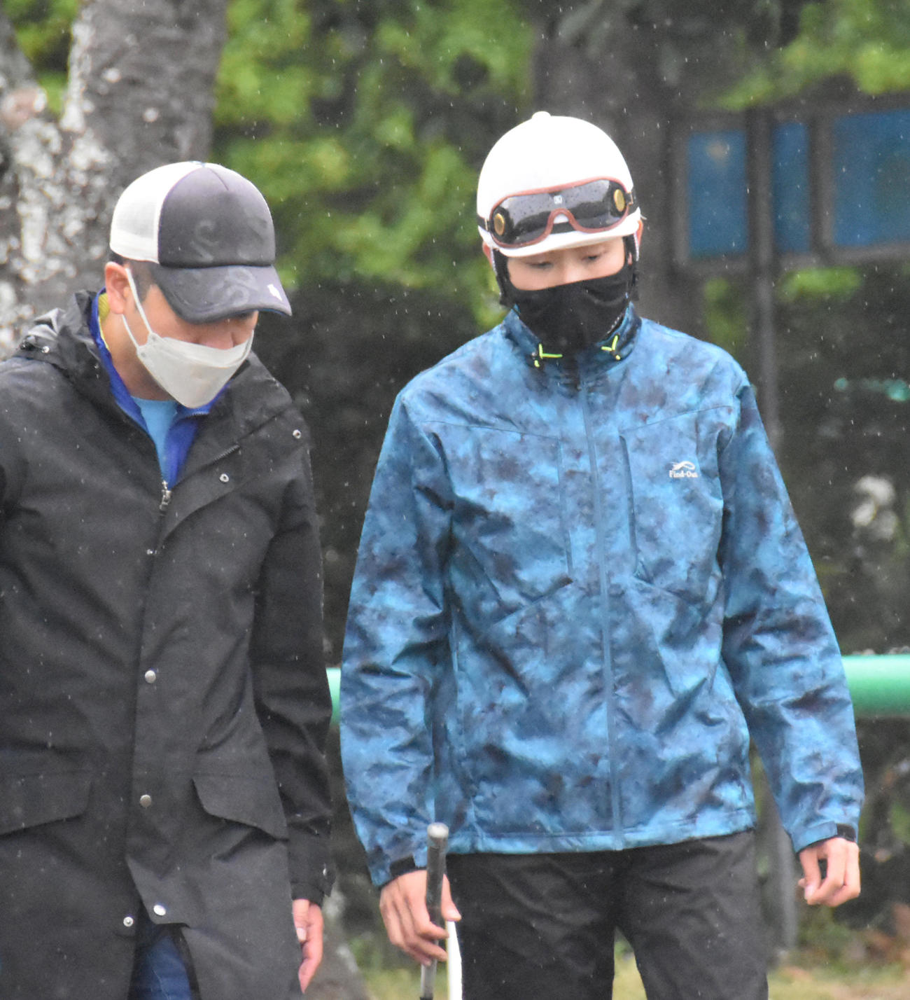 タイトルホルダーの追い切りを終え、栗田師（左）に状態を語る横山和騎手（撮影・酒井清司）