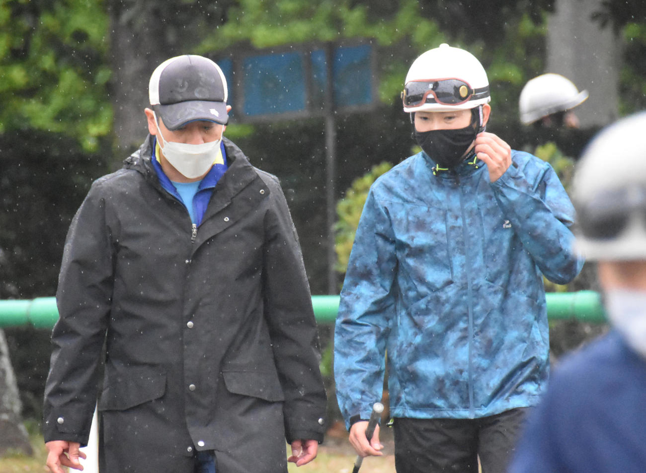 タイトルホルダーの追い切りを終え、栗田師（左）に状態を語る横山和騎手（撮影・酒井清司）