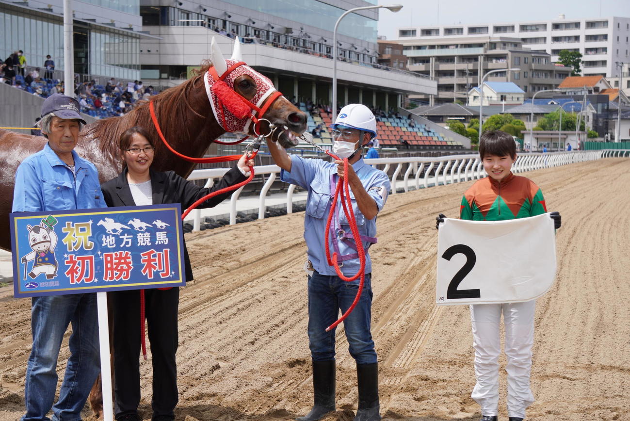 浦和1Rをプリプリクインダムで制し、デビュー初勝利を挙げた小林捺花騎手（右）