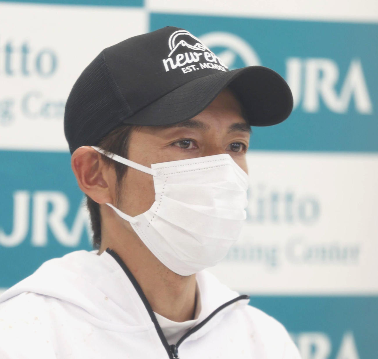 インタビューに応じる和田竜二騎手