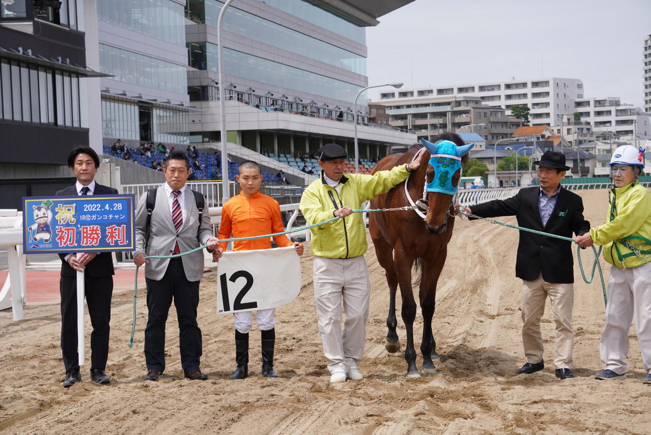 デビュー初勝利を飾った及川烈騎手（左から3人目）
