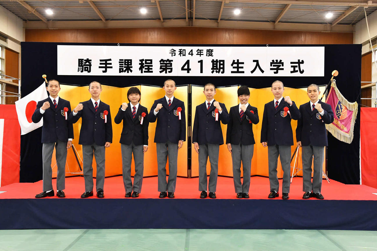 壇上に整列しポーズをとる騎手課程第41期生（JRA提供）