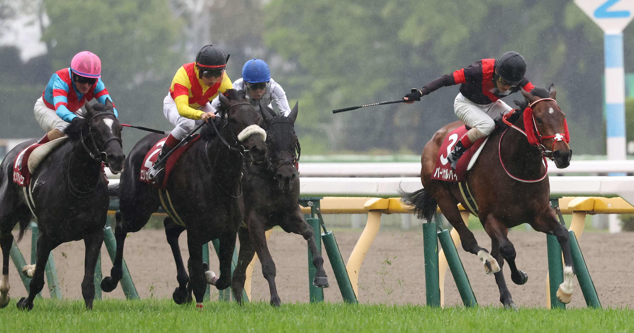 22年4月24日、フローラSを制したエリカヴィータ（右端）