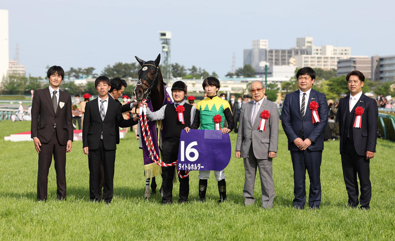 天皇賞・春を制したタイトルホルダーと口取りに並ぶ横山和生騎手（右から4人目）（撮影・白石智彦）