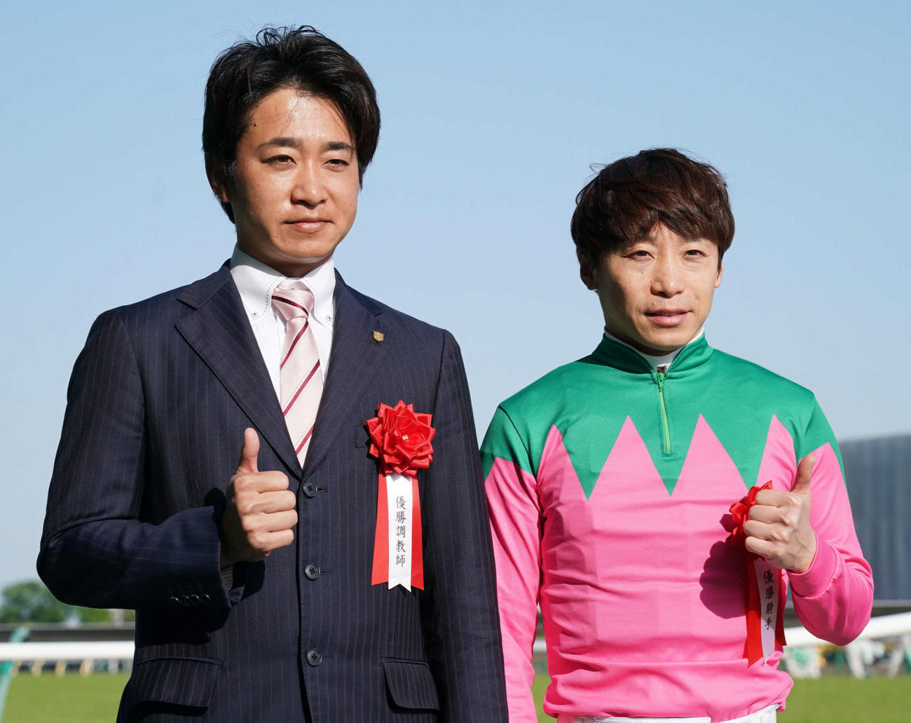 東京11R、青葉賞を制したプラダリアの池添謙一騎手（右）と弟の学調教師（撮影・酒井清司）