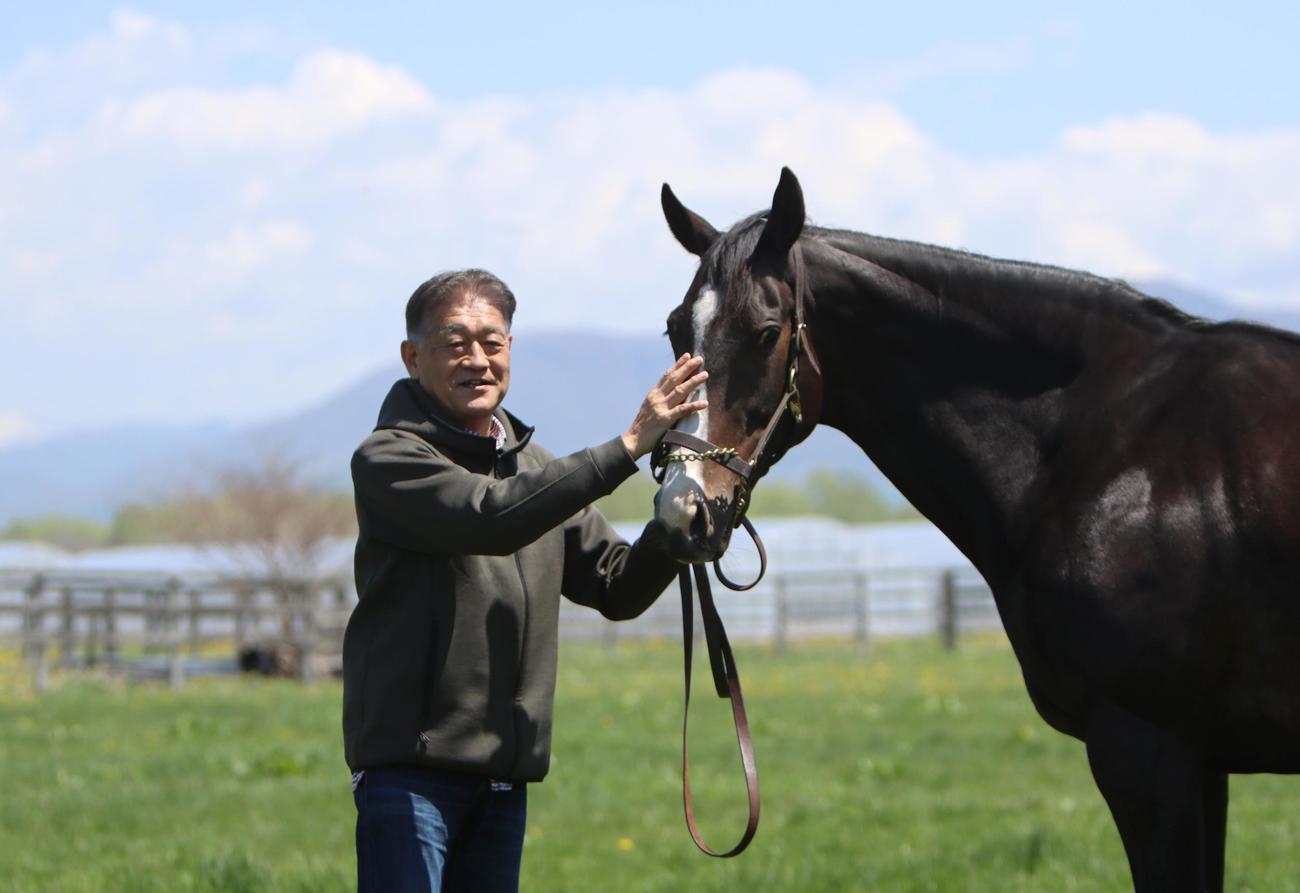 タイトルホルダーの母メーヴェと岡田牧雄氏（2021年撮影）
