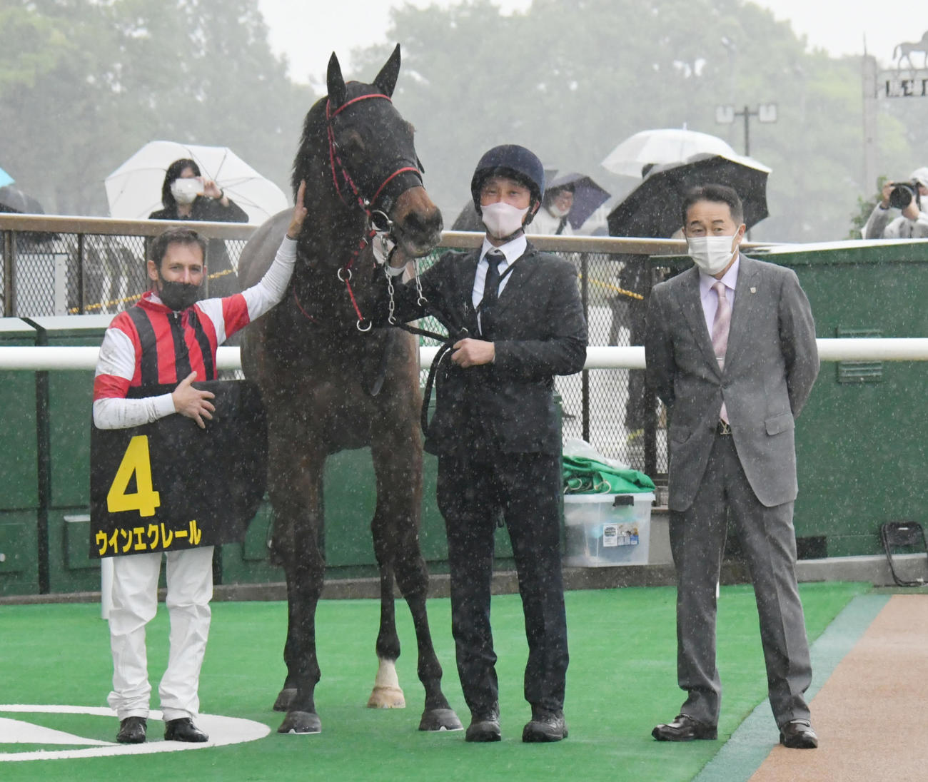 スイートピーSを制したウインエクレールの首筋をなでるミルコ・デムーロ騎手