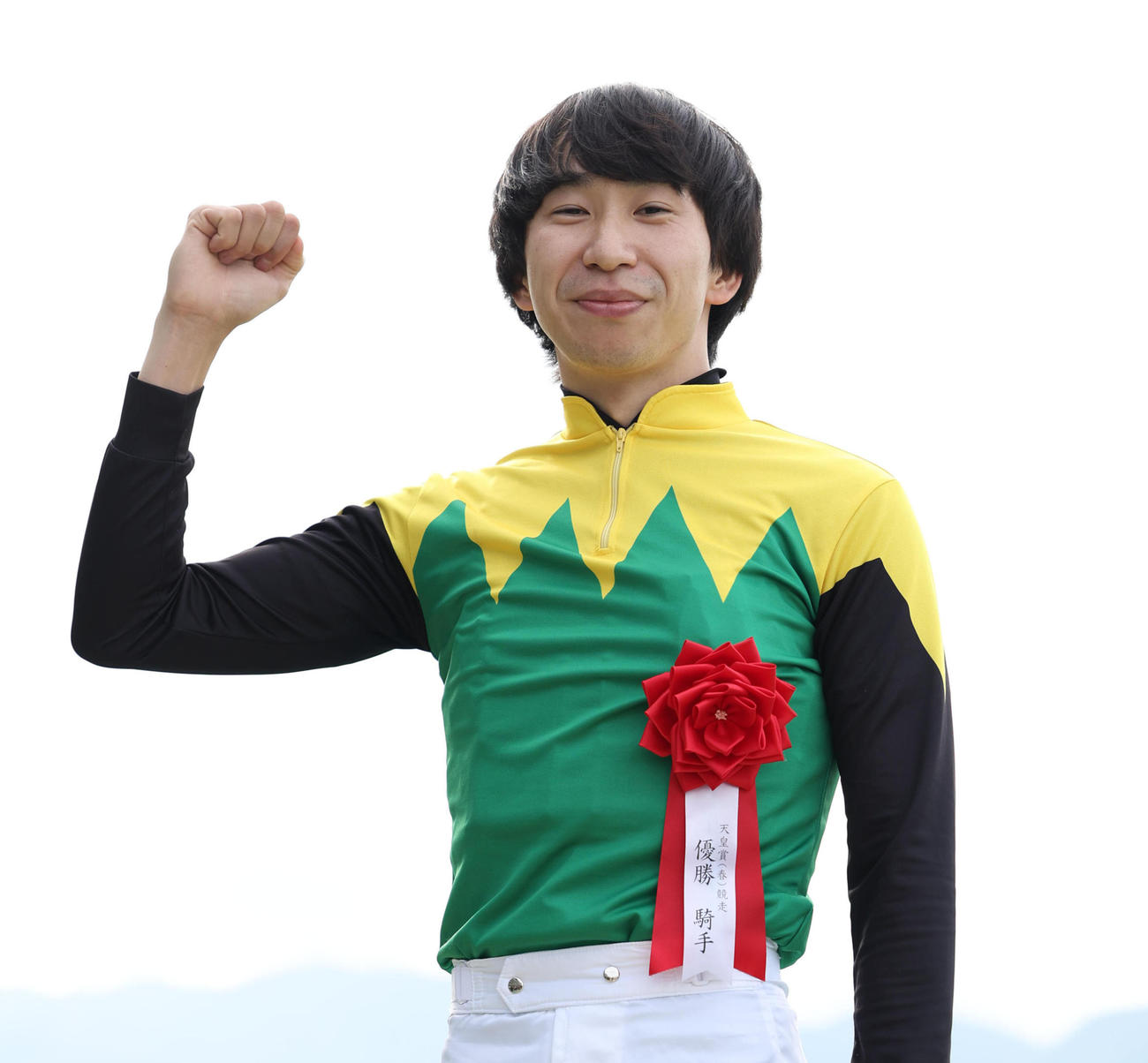 ヒーローインタビューでガッツポーズする横山和生騎手（撮影・白石智彦）