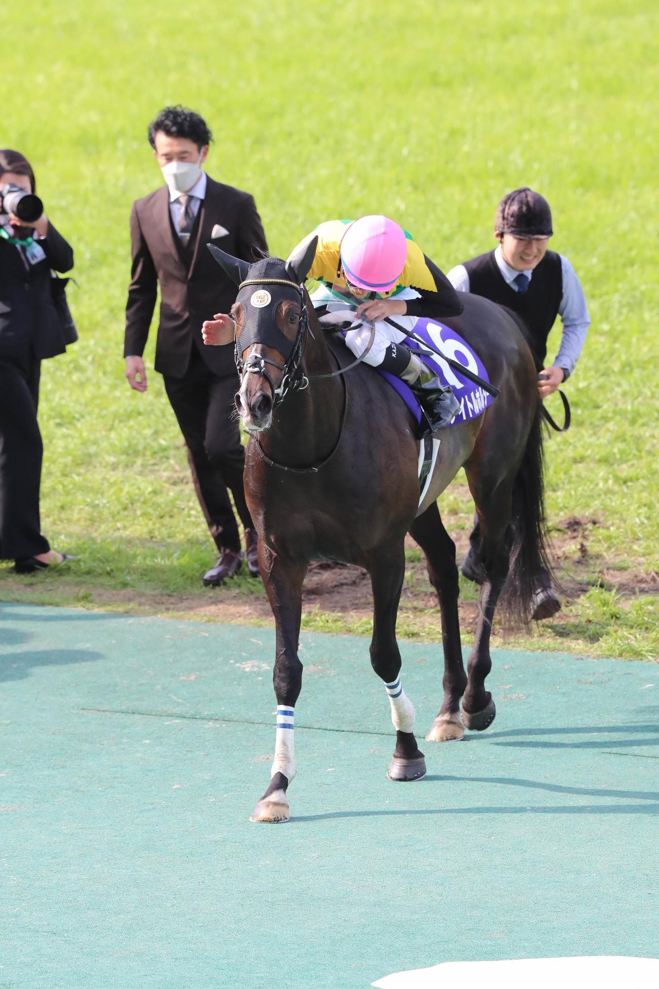 天皇賞・春を制し、タイトルホルダーをねぎらう横山和生騎手