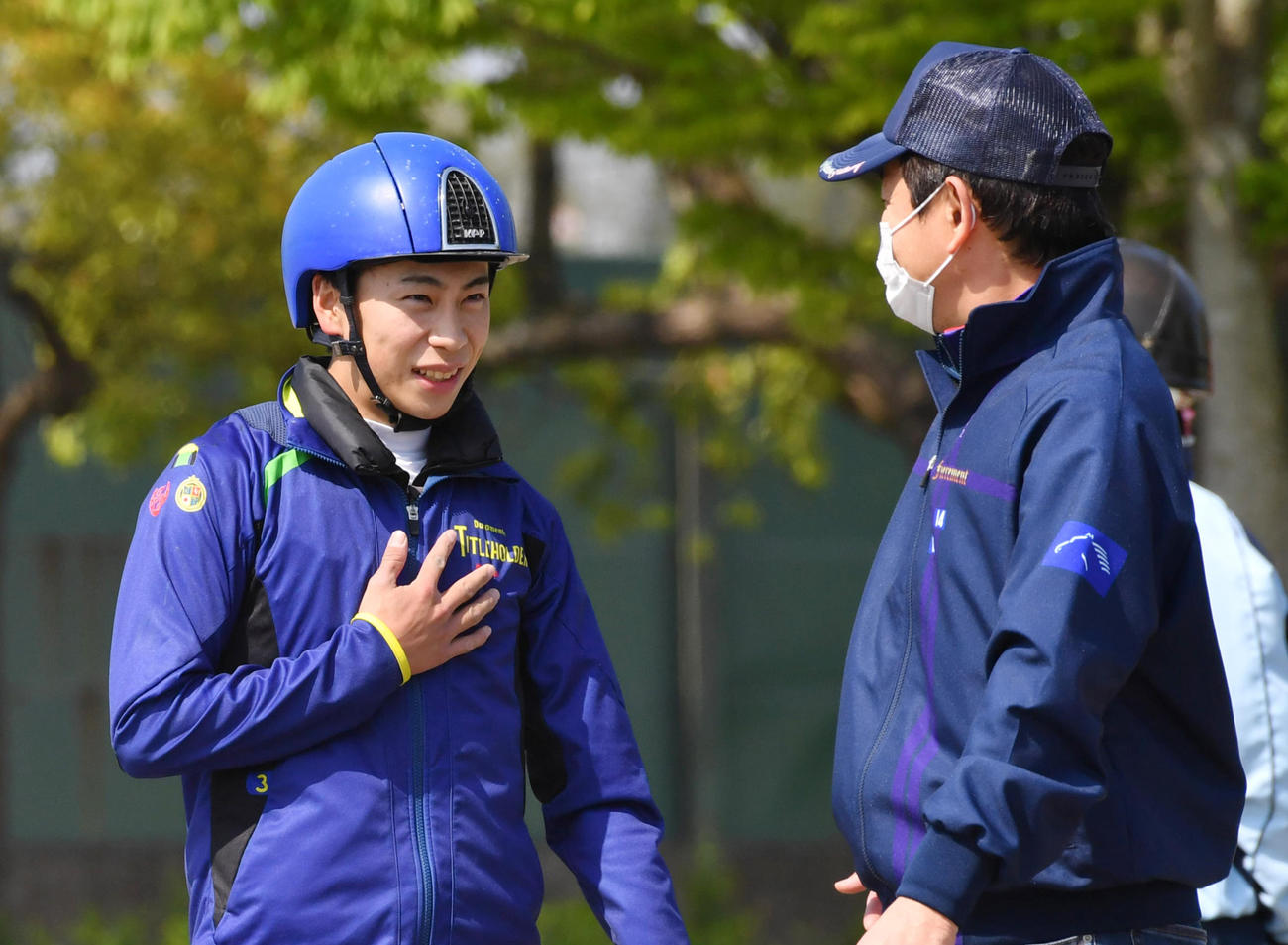 ソネットフレーズの追い切りを終えた横山武騎手（左）は手塚調教師と話す（撮影・柴田隆二）
