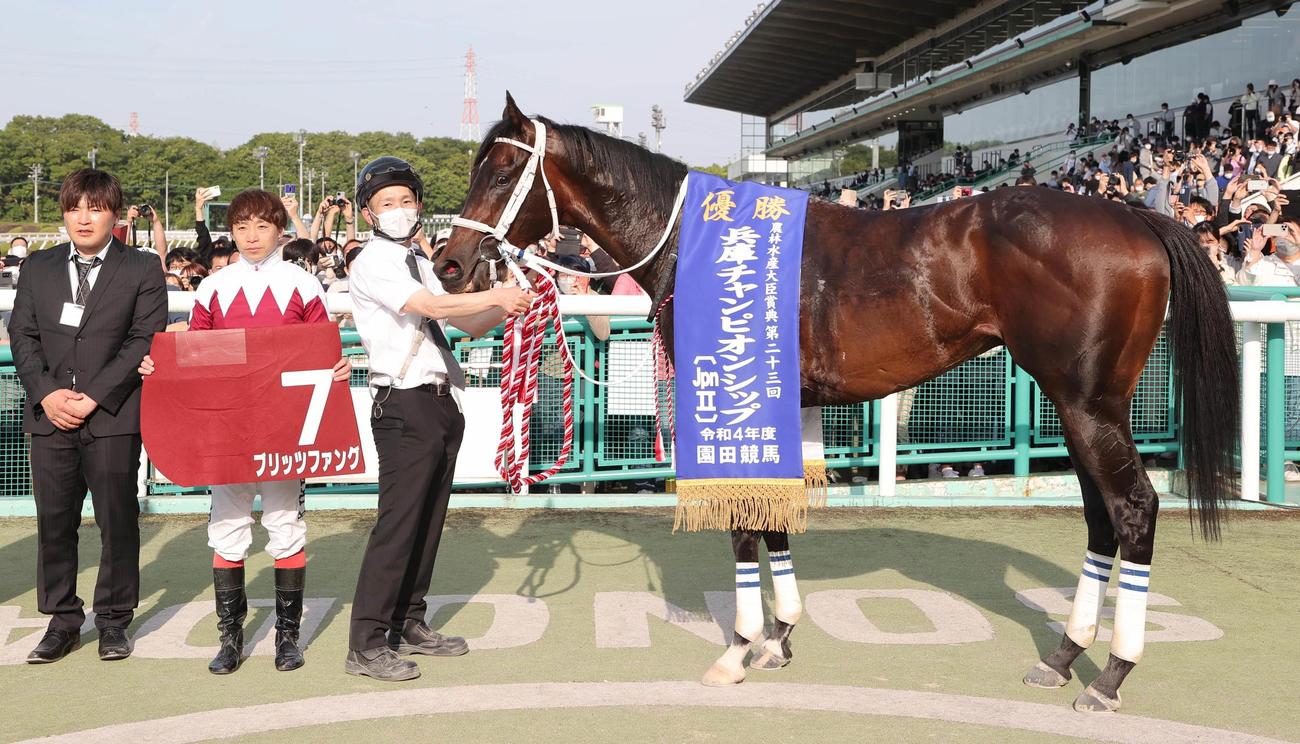 ブリッツファングと記念写真におさまる池添謙一騎手（左から2人目）