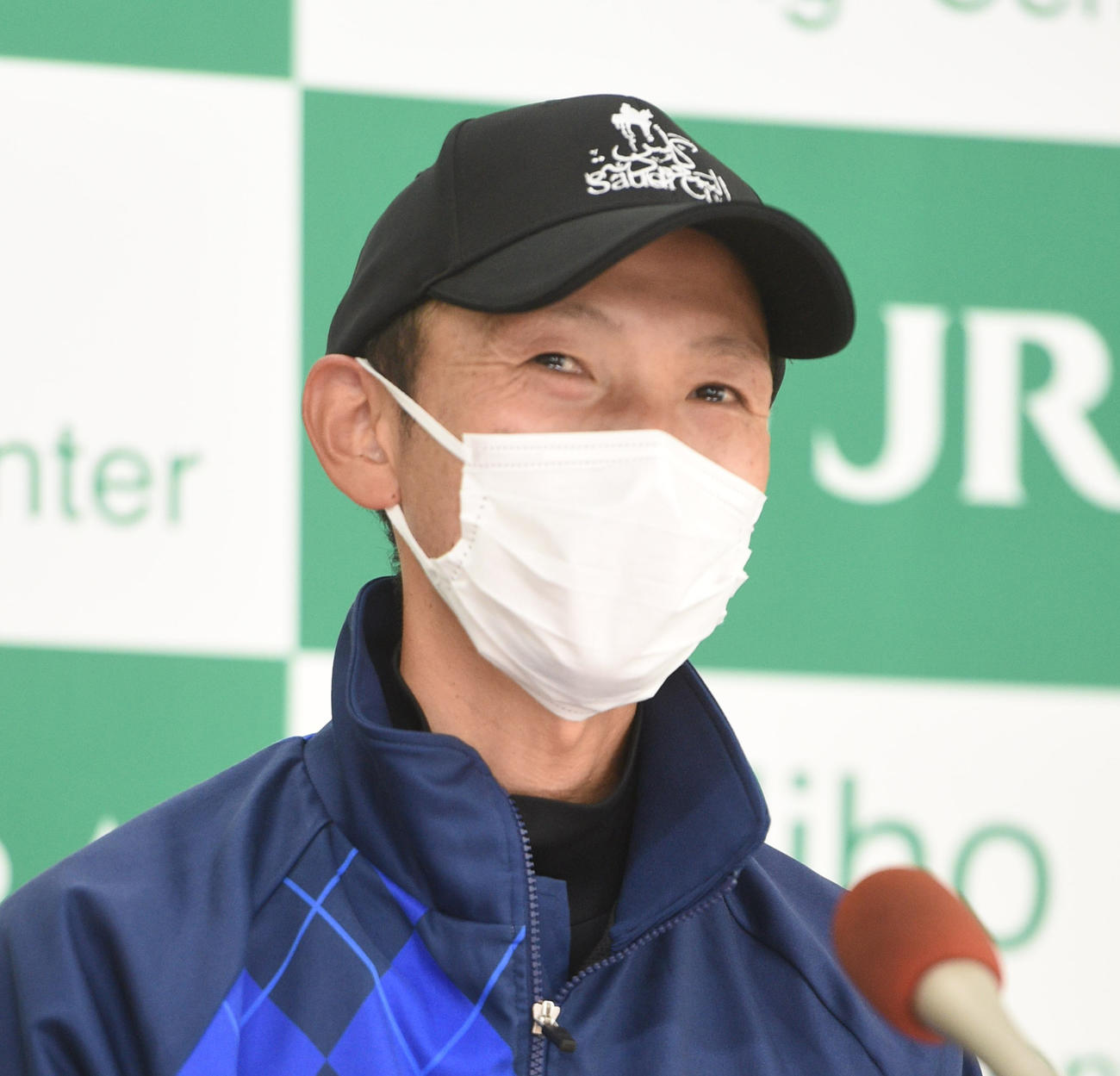 会見する宮田調教師（撮影・柴田隆二）