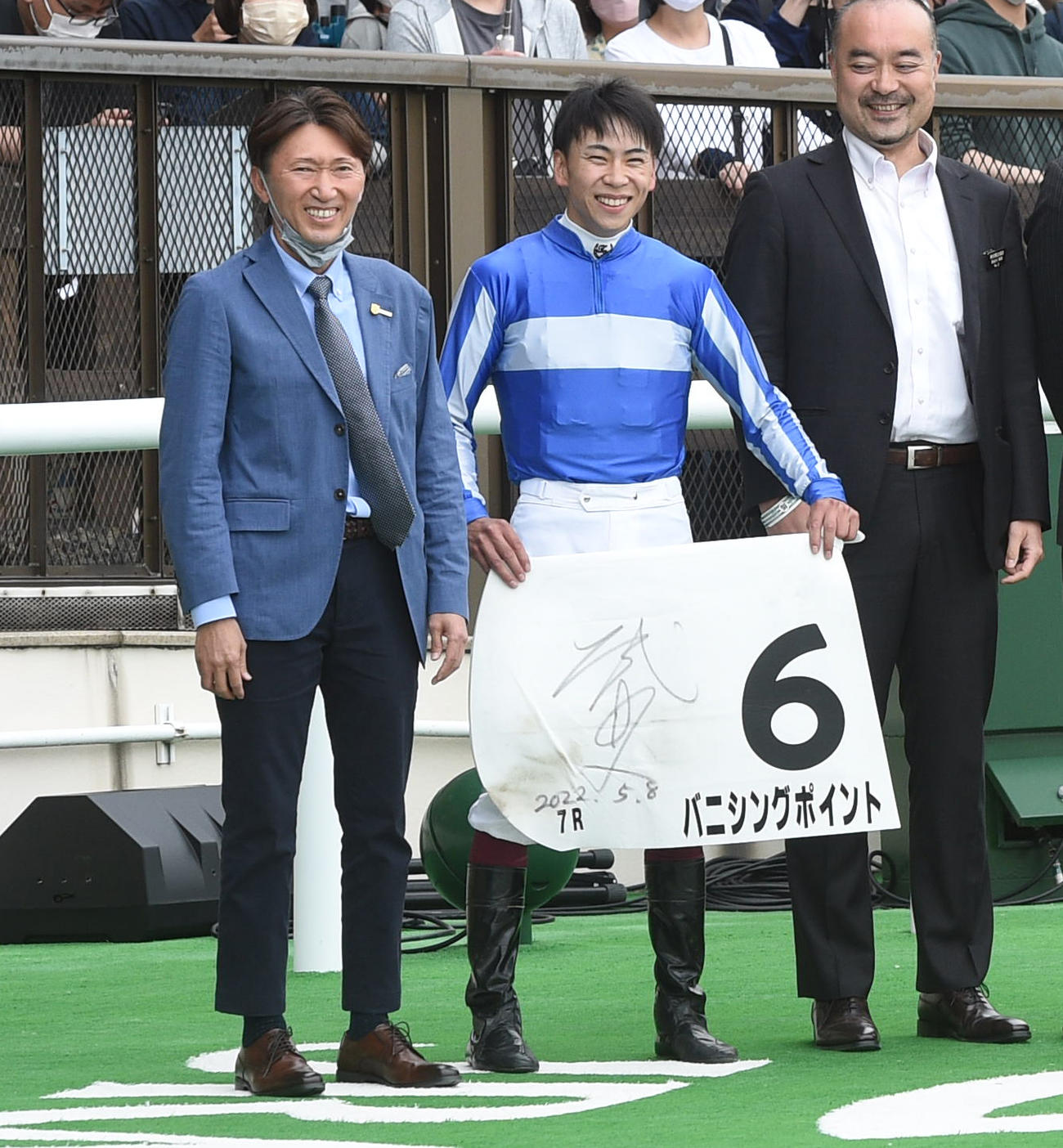 7Rで1着のバニシングポイントで初勝利を挙げた蛯名正調教師（左）は横山武騎手と笑顔を見せた（撮影・柴田隆二）