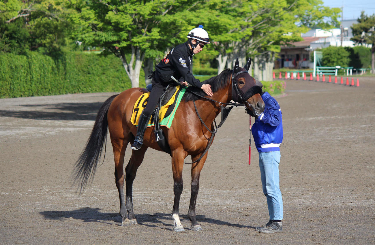 火曜朝のポルトラーノと草野騎手（撮影・木南友輔）