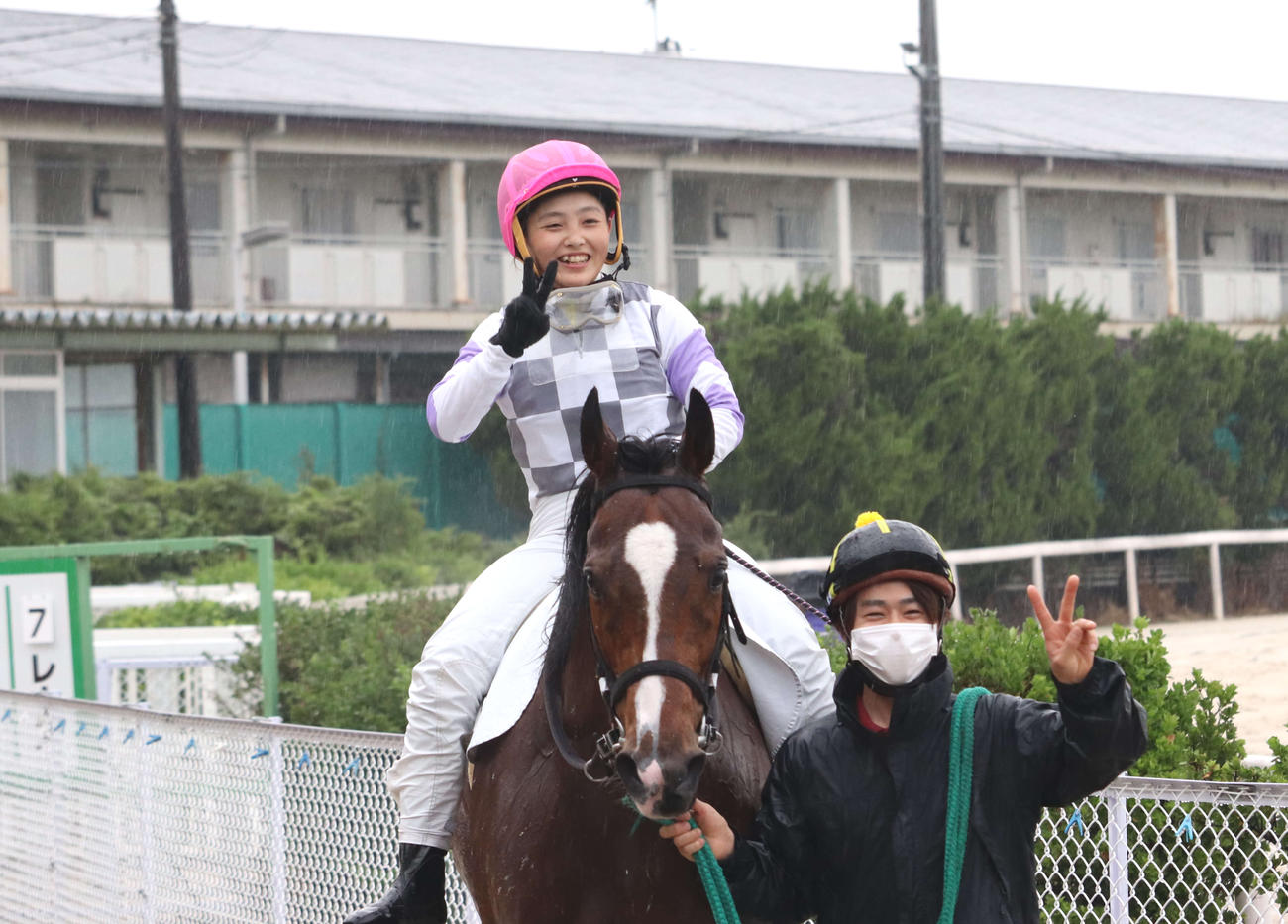 通算100勝を達成しVサインで引き揚げてくる佐々木騎手