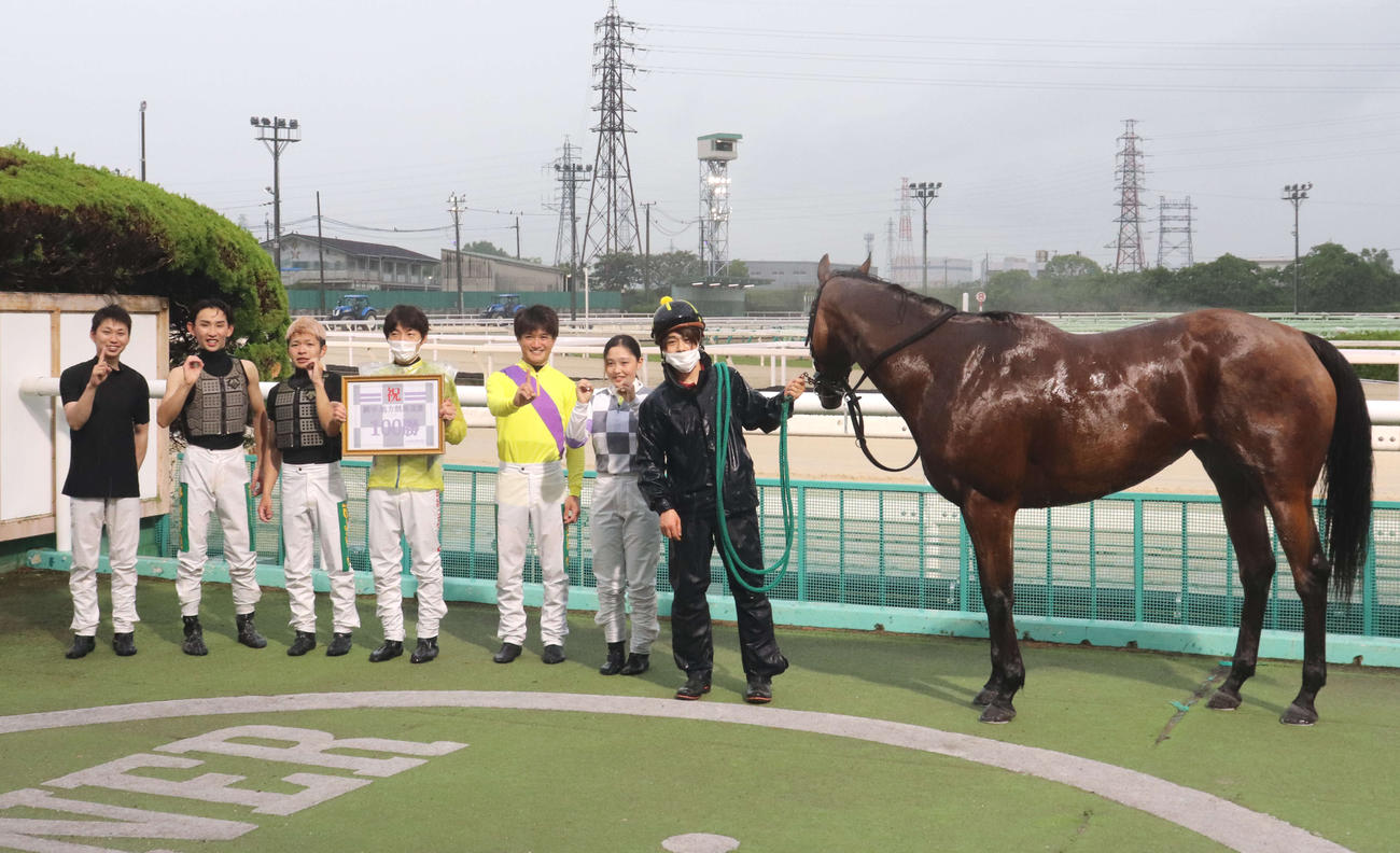 地方通算100勝を達成した佐々木世麗騎手（右から2人目）