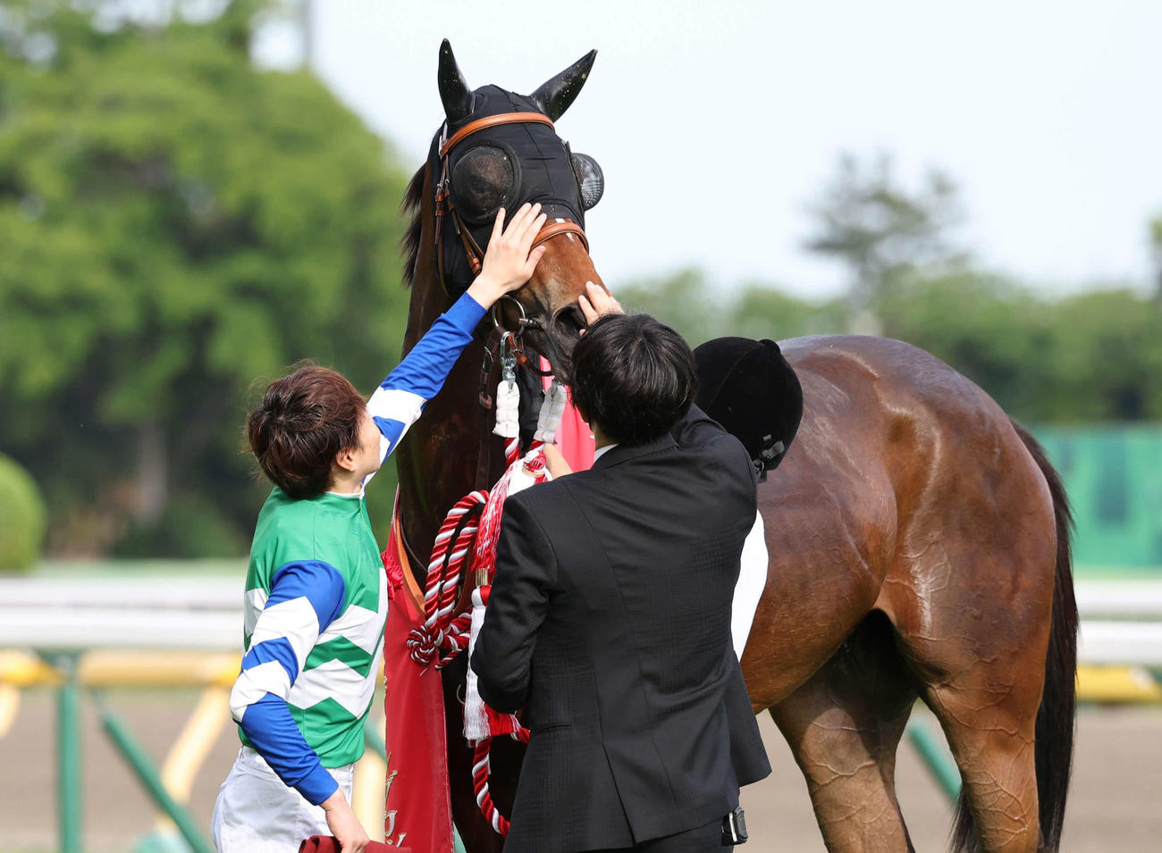 京王杯SCを制したメイケイエールをねぎらう池添騎手（左）（撮影・丹羽敏通）