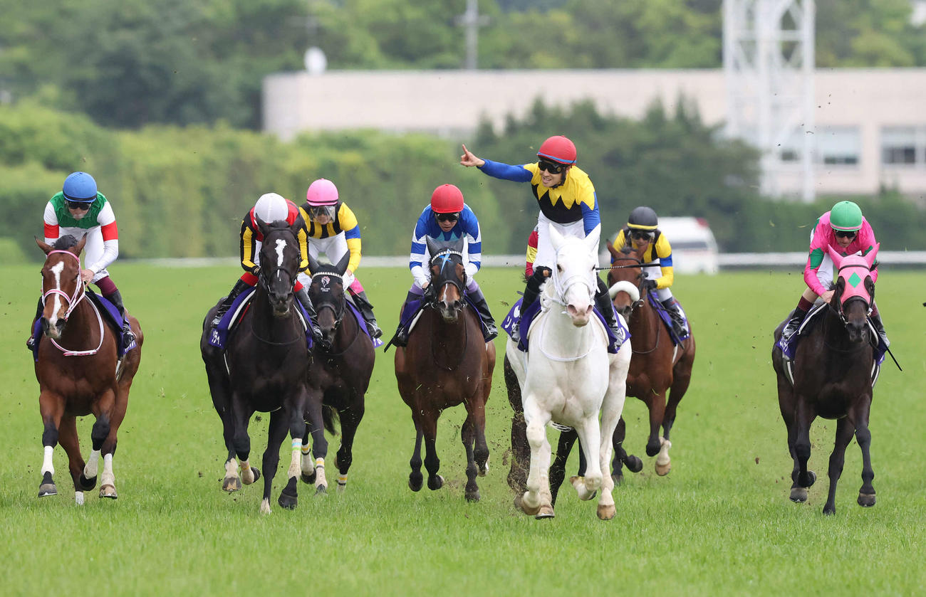 直線力強く抜け出してヴィクトリアMを制したソダシと喜ぶ吉田隼騎手（左から5頭目）（撮影・丹羽敏通）