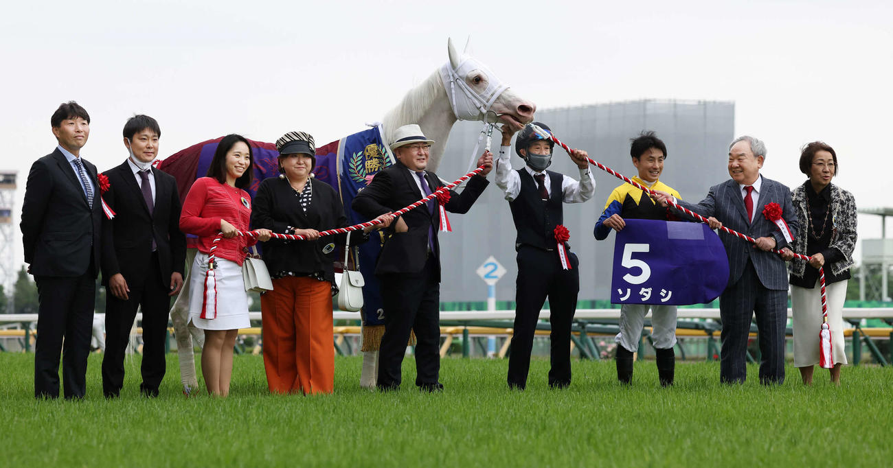 ヴィクトリアMを制したソダシの口取りをする吉田隼騎手（右から3人目）、須貝師（左から5人目）